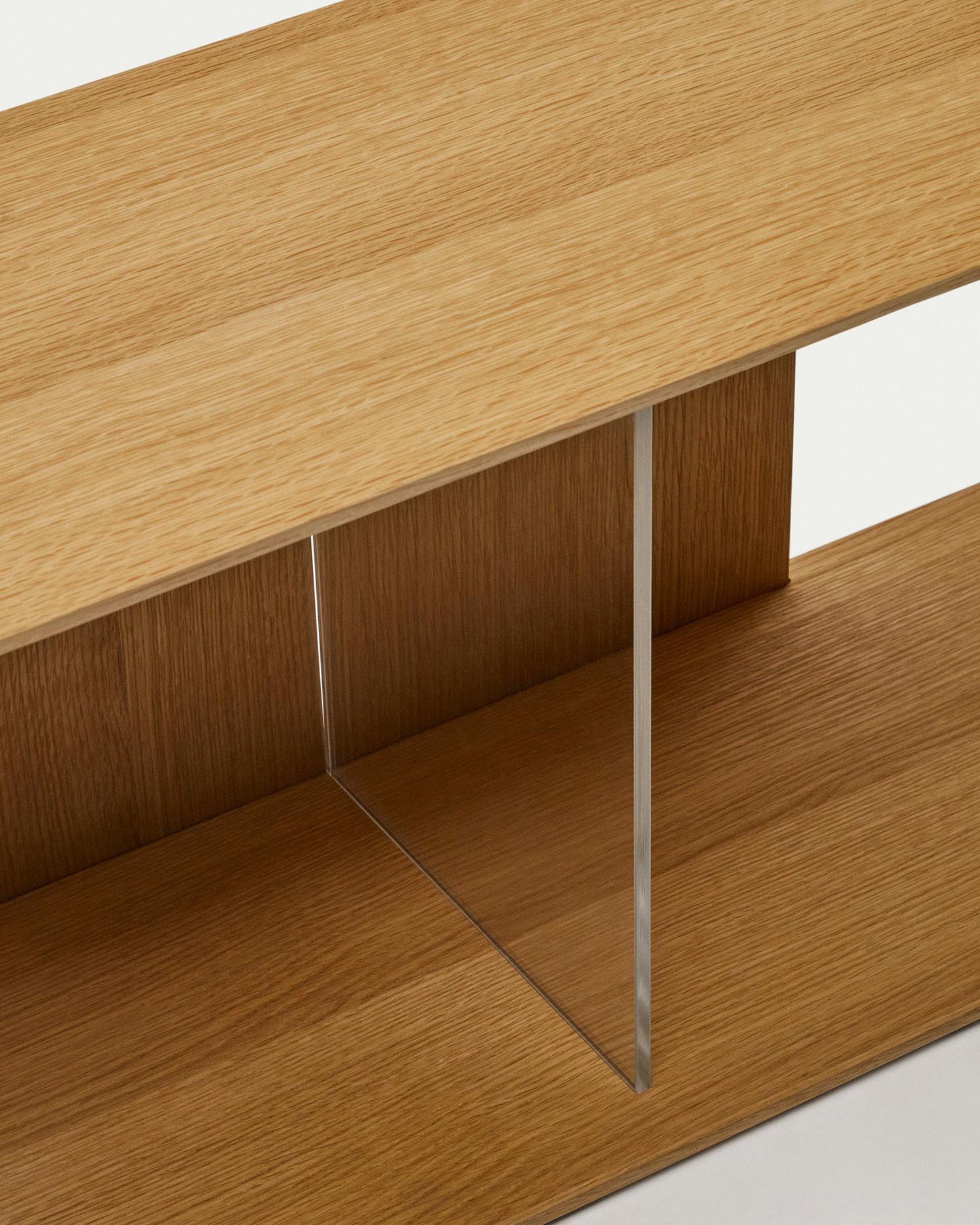 Vielseitiges Regalmodul aus hochwertigem Eichenfurnier (101 x 38 cm) von Kave Home. Perfekt für stilvolle Aufbewahrung und individuelle Gestaltung.