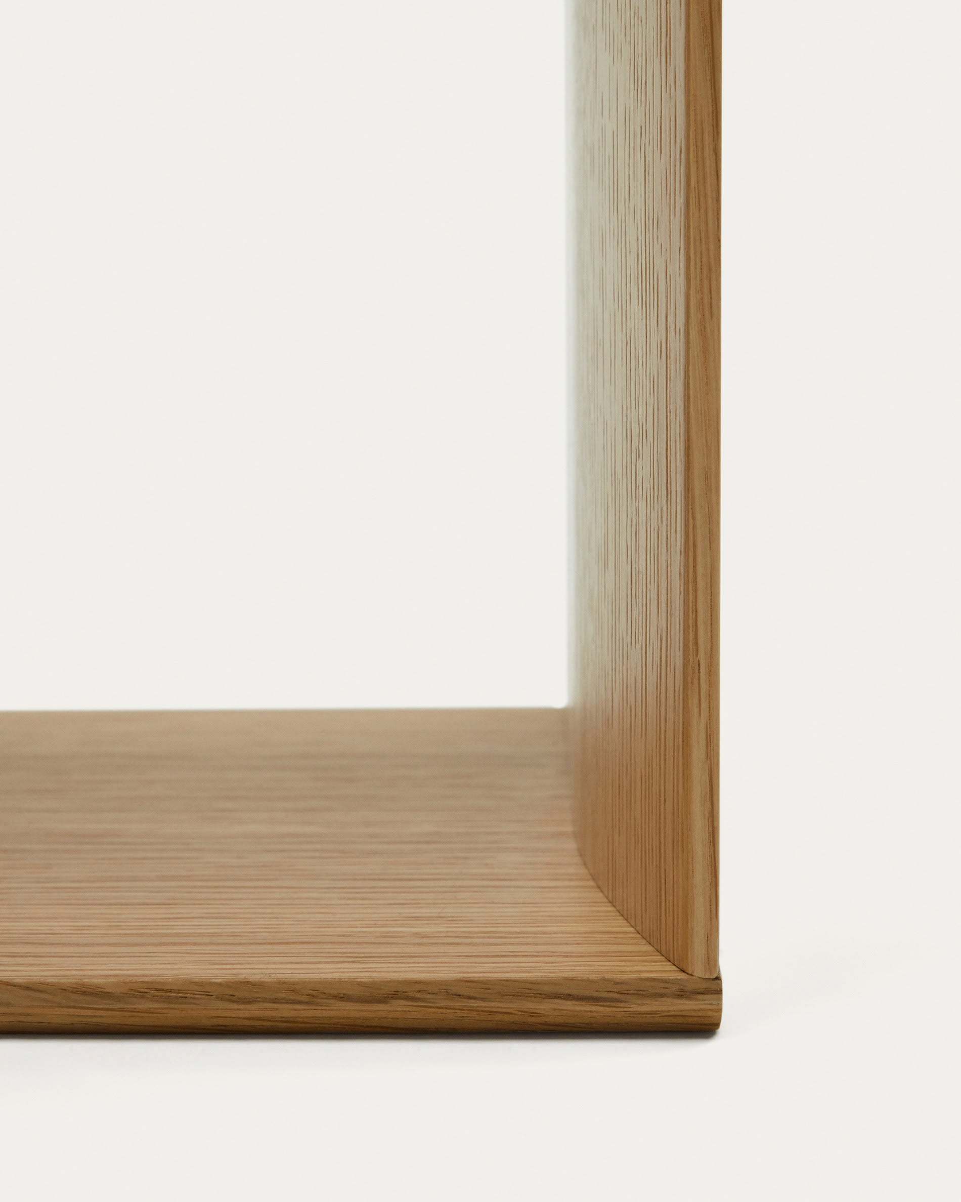 Elegantes Regalmodul (101 x 38 cm) aus Eichenfurnier von Kave Home. Ideal für kreative Aufbewahrungslösungen und modernes Wohndesign.