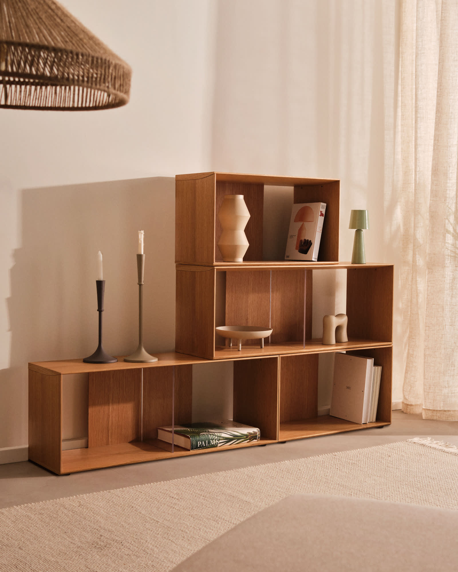 Vielseitiges Regalmodul aus hochwertigem Eichenfurnier (101 x 38 cm) von Kave Home. Ideal für individuelle Gestaltung und stilvolle Präsentation.