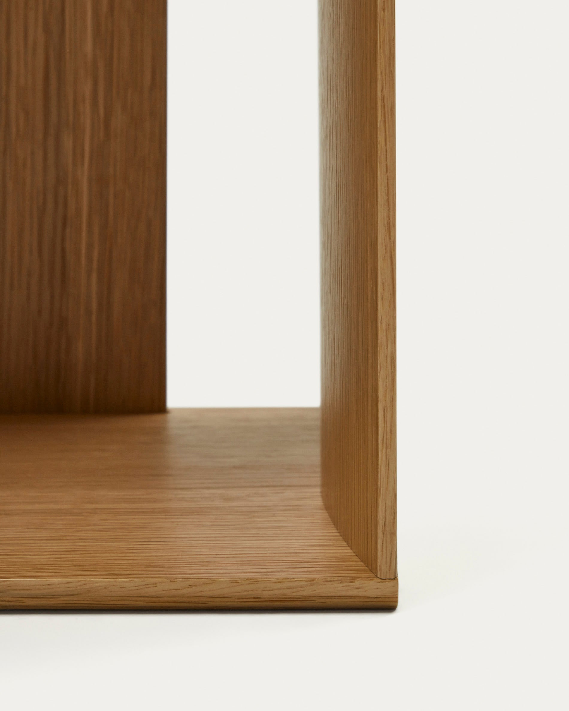 Das Litto Set umfasst zwei modulare Regale aus Eichenfurnier, perfekt für elegante und anpassbare Organisation in Ihrem Zuhause.