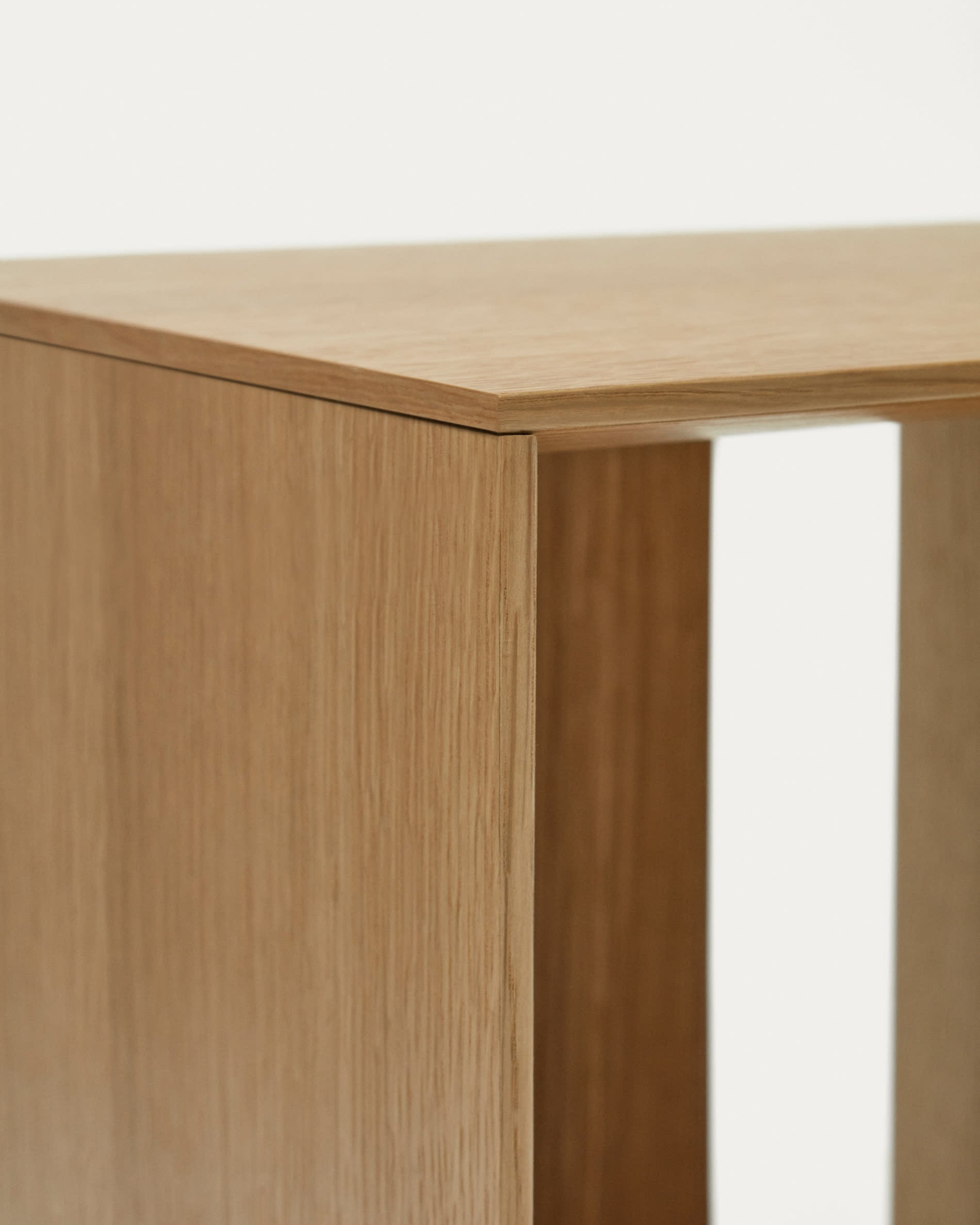 Das Litto Set besteht aus zwei modularen Regalen aus Eichenfurnier, ideal für stilvolle und flexible Aufbewahrung in jedem Raum.