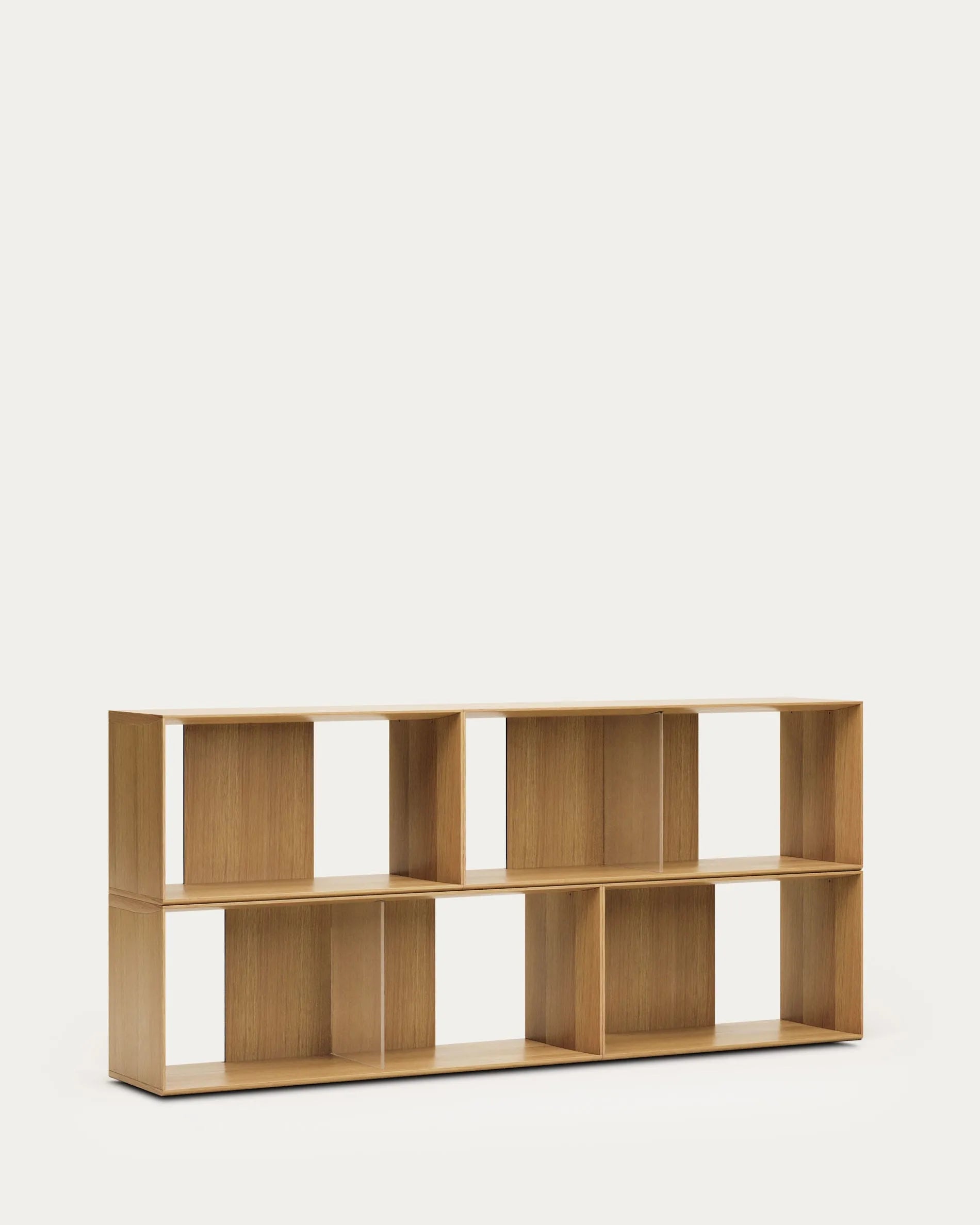 Das Litto Set von Kave Home umfasst 4 modulare Regale aus Eichenfurnier, perfekt für vielseitige und elegante Einrichtungslösungen.