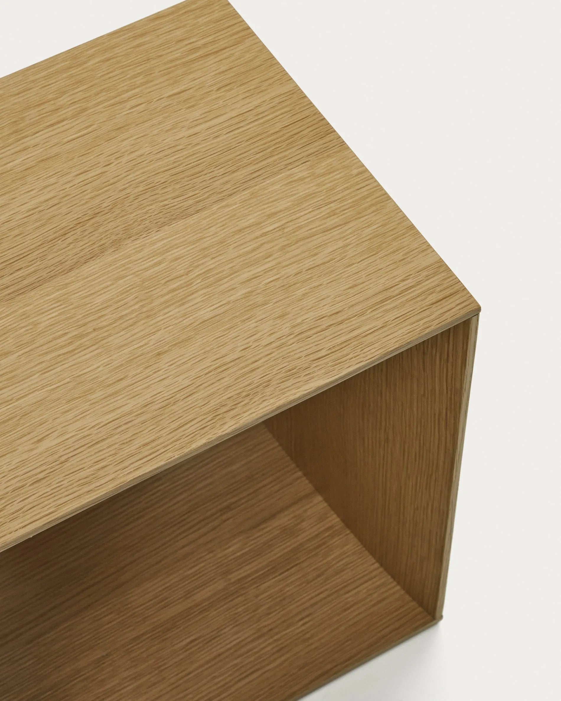 Das Litto Set von Kave Home bietet 4 modulare Regale aus Eichenfurnier, ideal für flexible und stilvolle Wohnraumgestaltung.