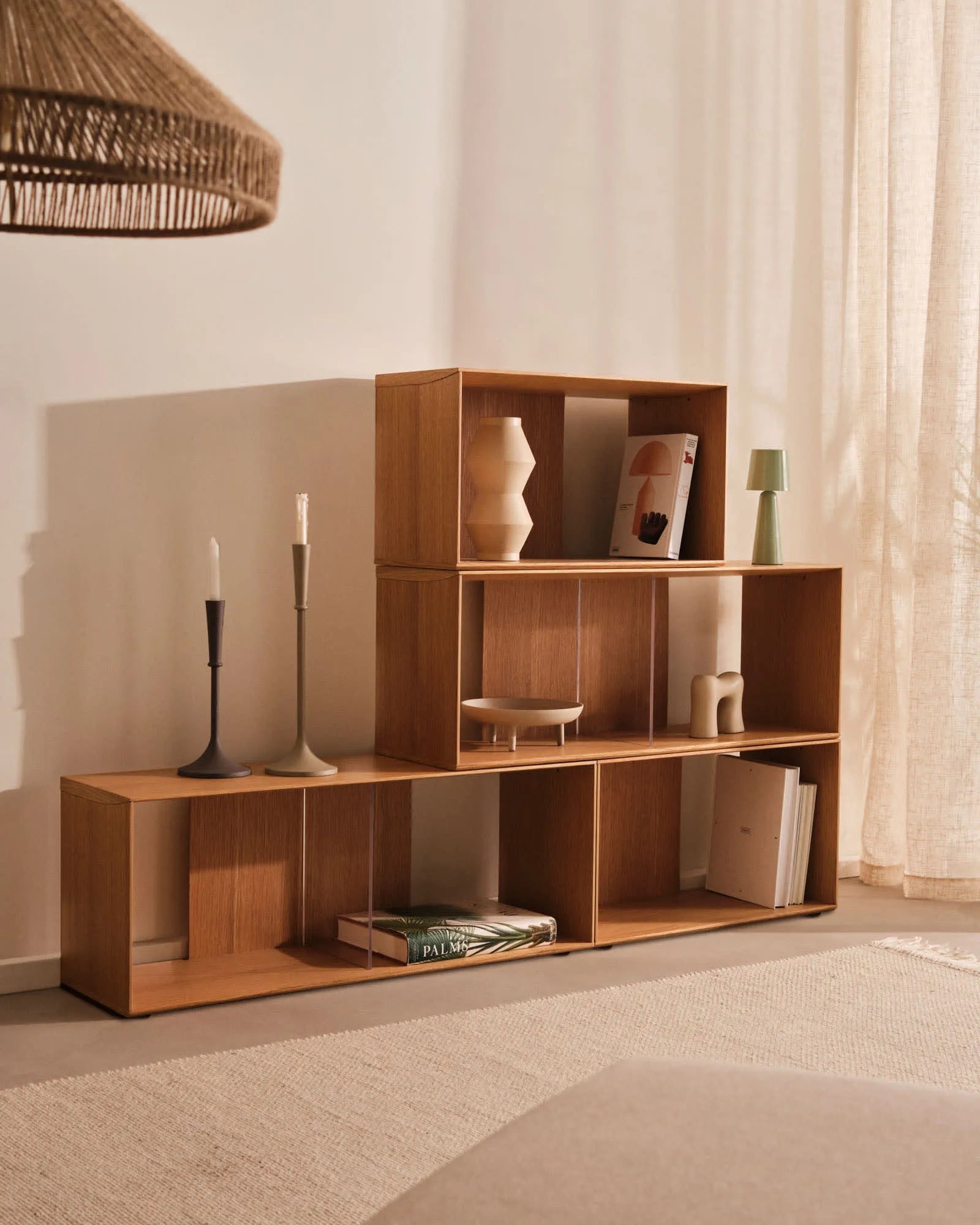 Das Litto Set von Kave Home umfasst 4 modulare Regale aus Eichenfurnier, perfekt für elegante und anpassbare Einrichtung.