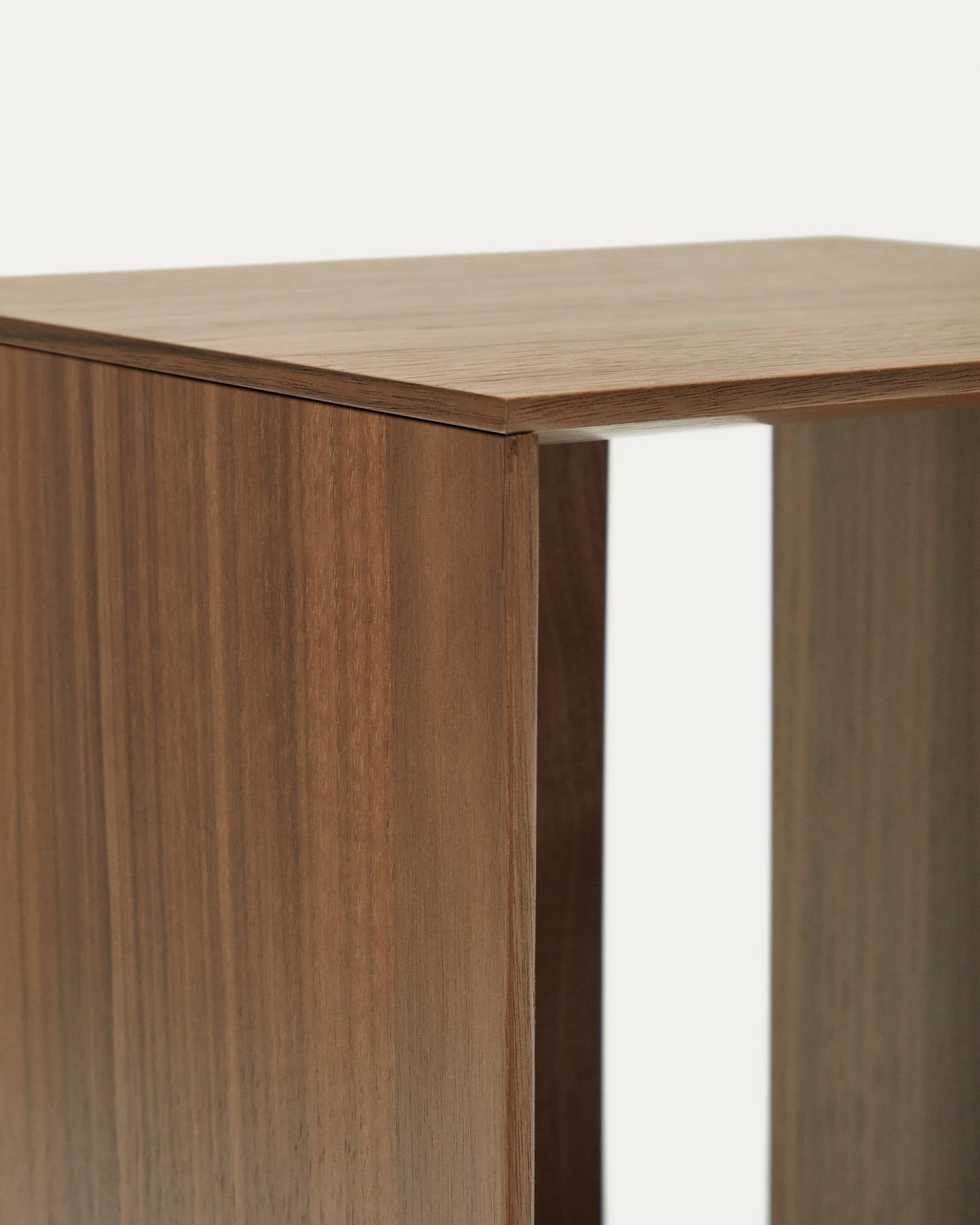 Modulares Regalset aus hochwertigem Nussholzfurnier, vielseitig einsetzbar für Bücher, Deko und mehr. Perfekt für jeden Raum!
