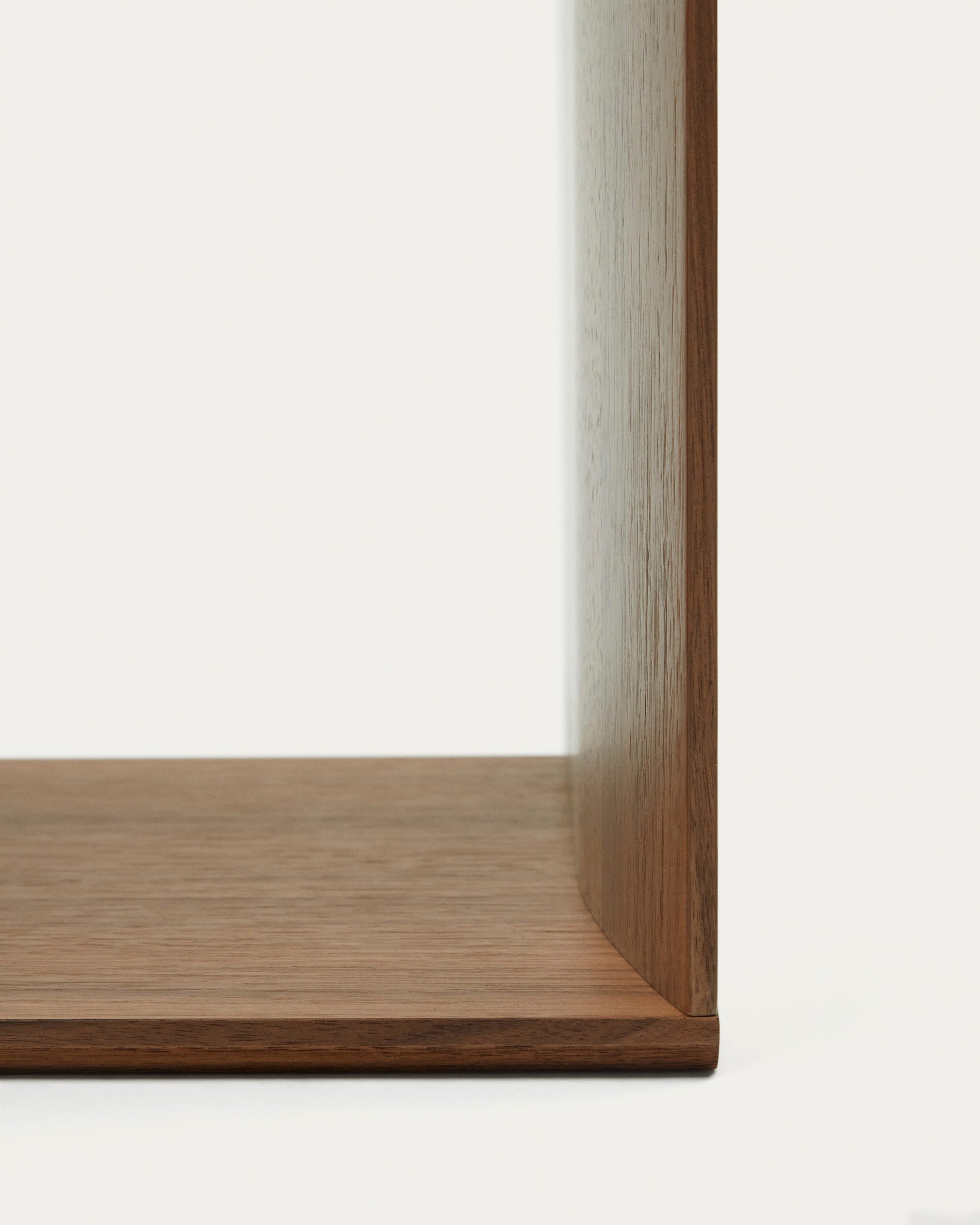 Elegantes Litto Set aus 4 modularen Regalen aus Nussholzfurnier, ideal für individuelle Raumgestaltung und stilvolle Aufbewahrung.