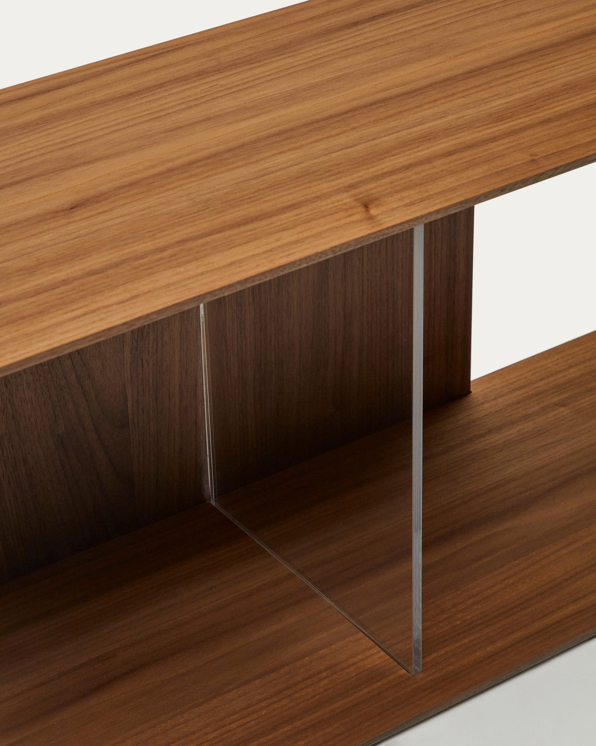Das Litto Set besteht aus 6 modularen Regalen aus edlem Nussholzfurnier, ideal für stilvolle und flexible Wohnraumgestaltung.