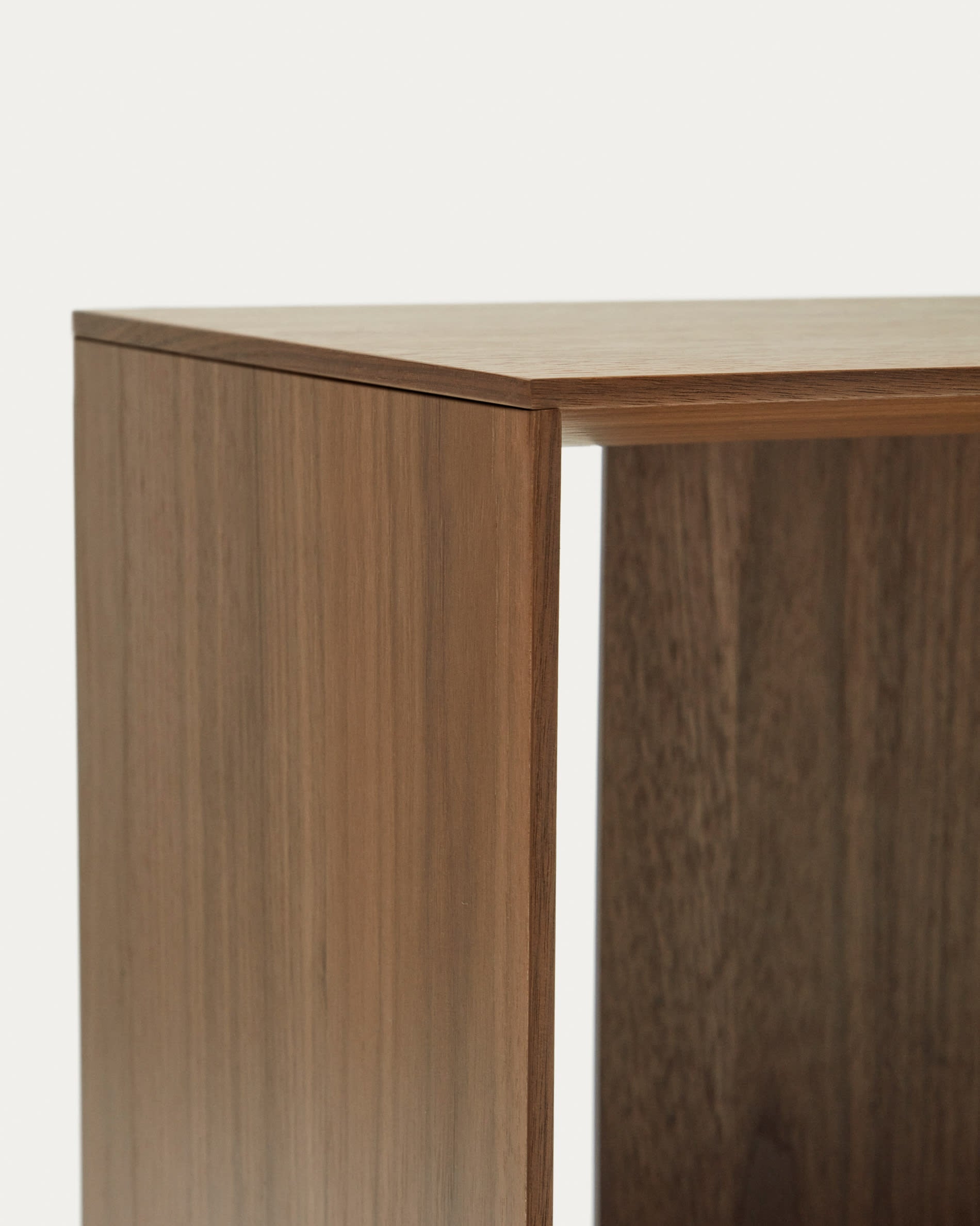 Modulares Regalset aus 9 Elementen mit hochwertigem Nussholzfurnier, ideal für stilvolle und anpassbare Wohnraumgestaltung.
