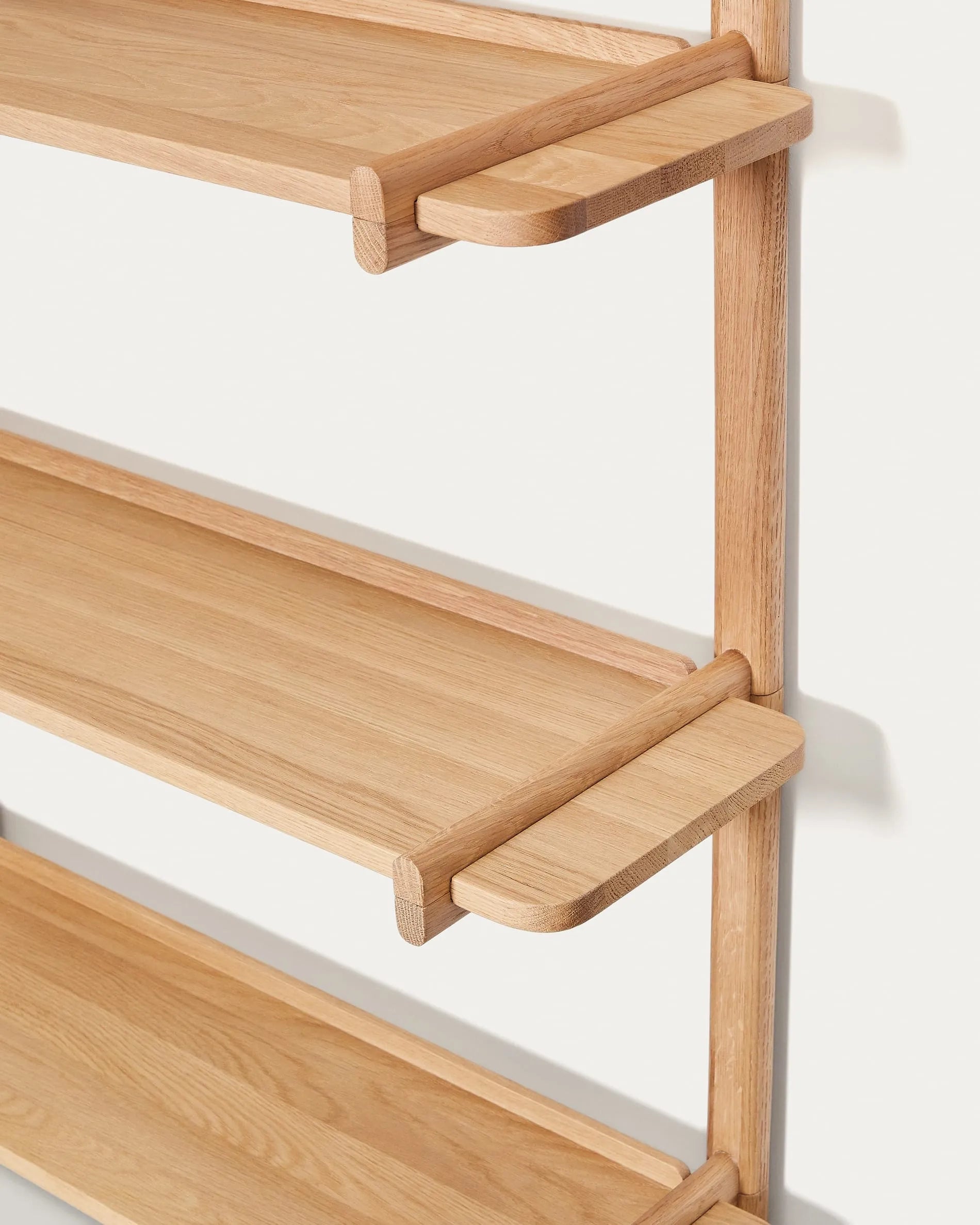 Das Sitra Regal von Kave Home, 90 cm, aus FSC-zertifiziertem Eichenholz, bietet 3 modulare Böden im natürlichen Design.