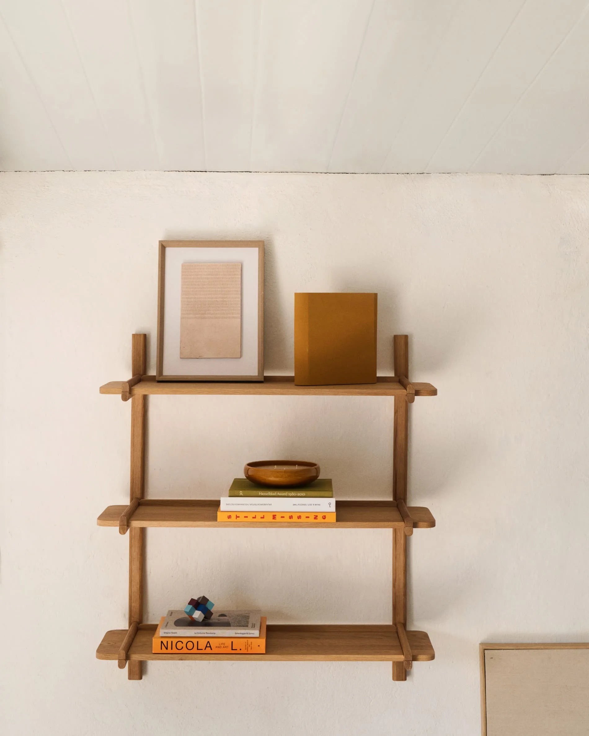 Das Sitra Regal von Kave Home, 90 cm breit, aus FSC-zertifiziertem Eichenholz, bietet 3 modulare Böden mit natürlichem Finish.