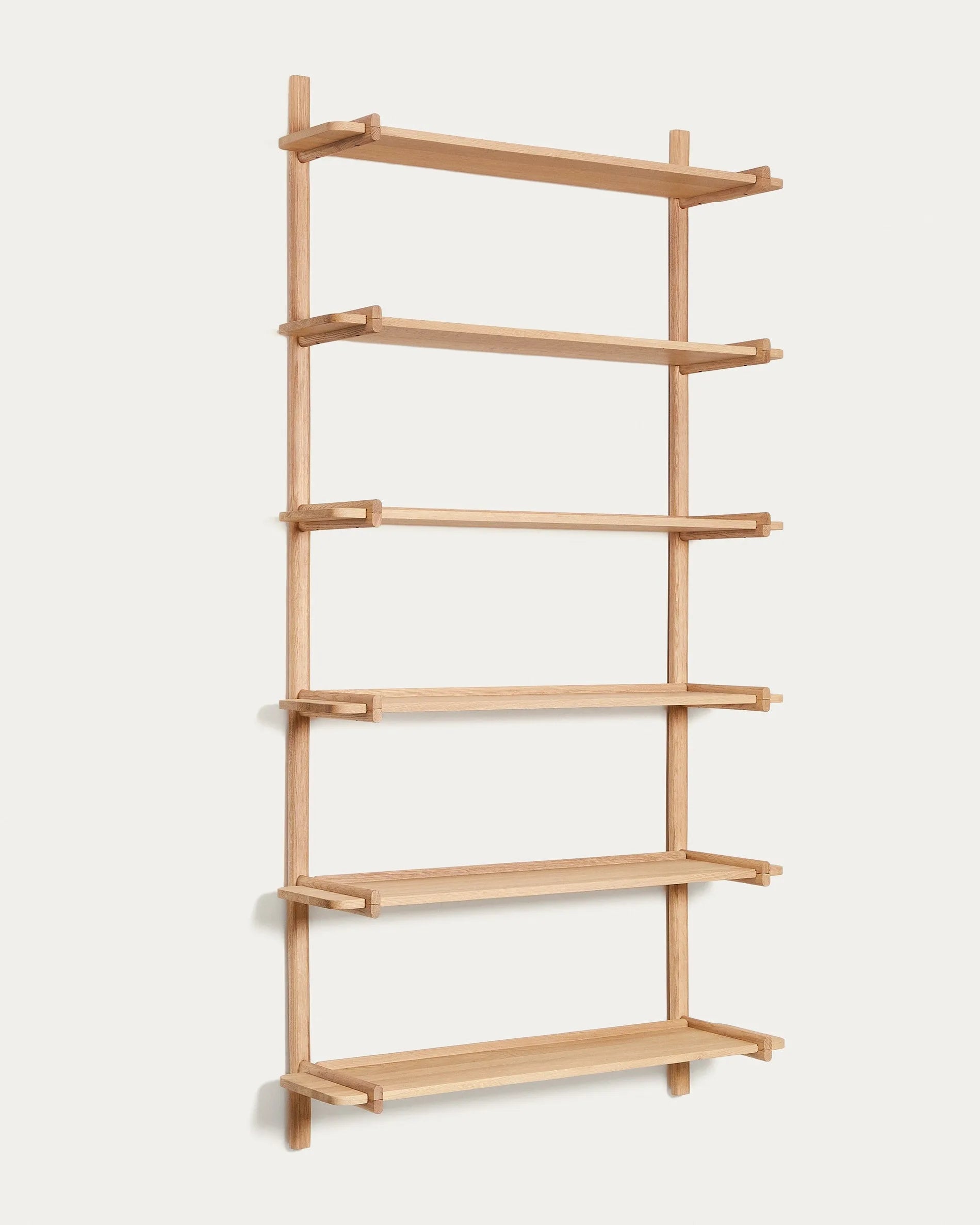 Das Sitra Regal von Kave Home bietet 6 modulare Regalbretter aus FSC-zertifiziertem Eichenholz mit natürlichem Finish, 110 cm breit.