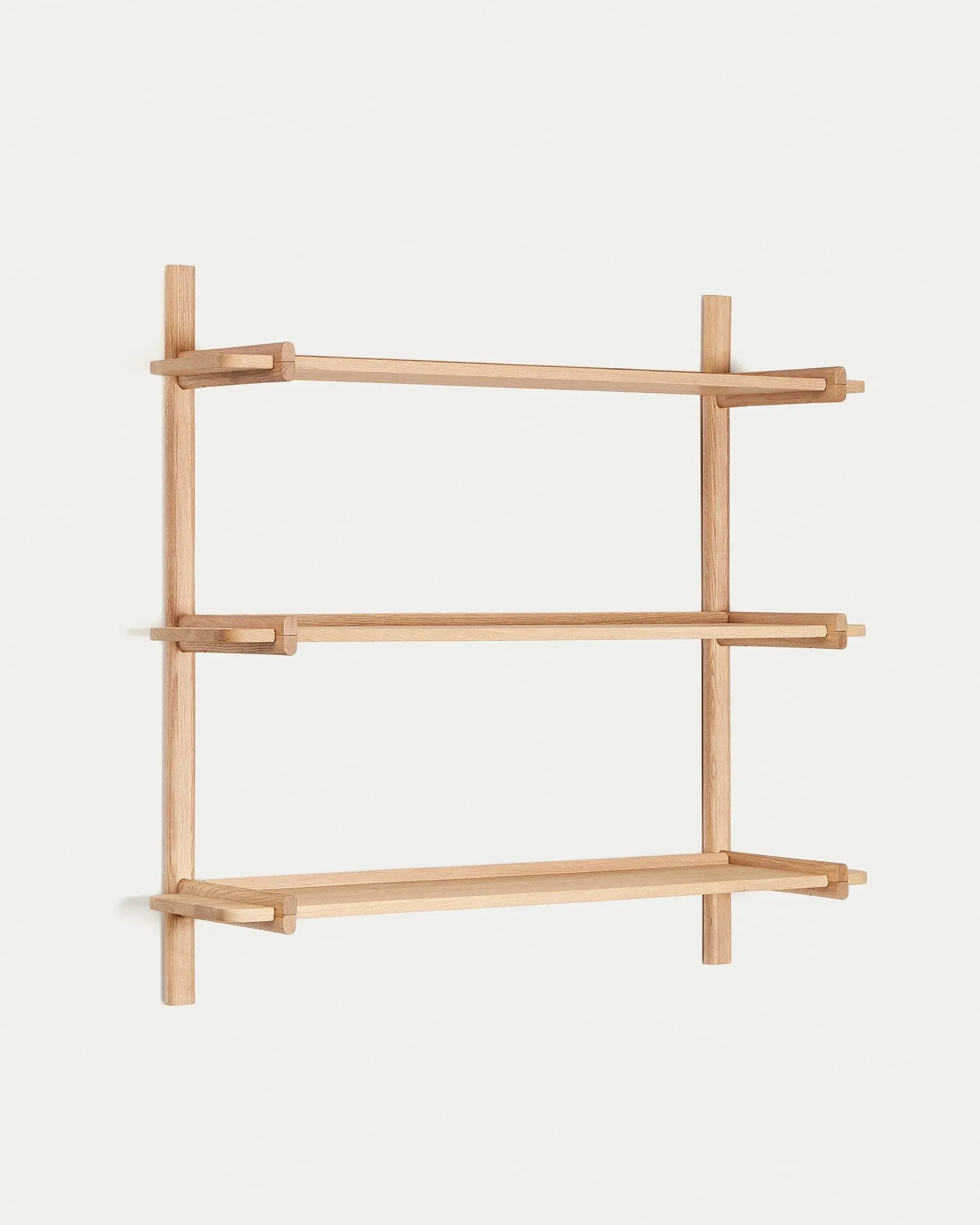 Das Sitra Regal von Kave Home, 110 cm, aus massivem Eichenholz mit Natur-Finish, bietet 3 Regalbretter für stilvolle Organisation.