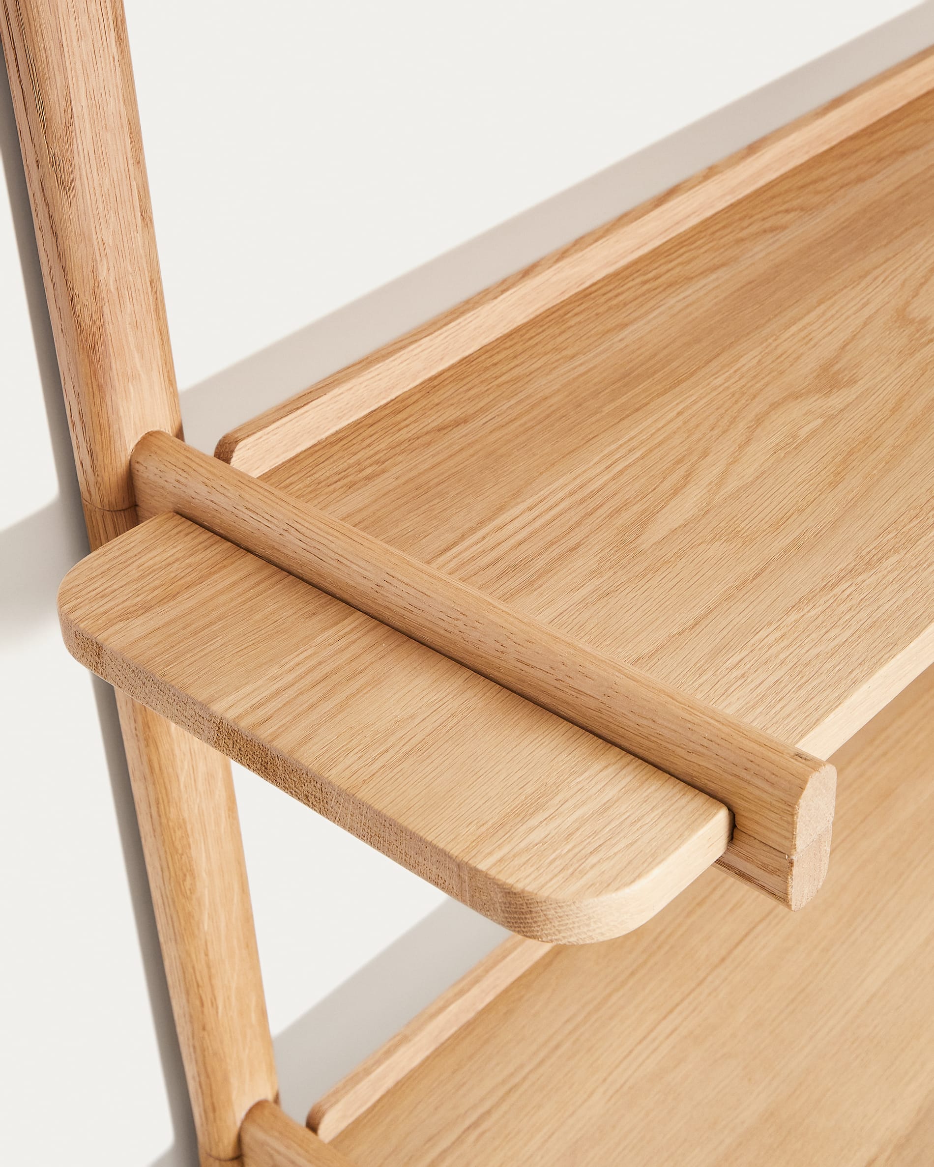 Das Sitra Regal von Kave Home, 110 cm breit, aus FSC-zertifiziertem Eichenholz, bietet 3 Regalböden und ein natürliches Finish.