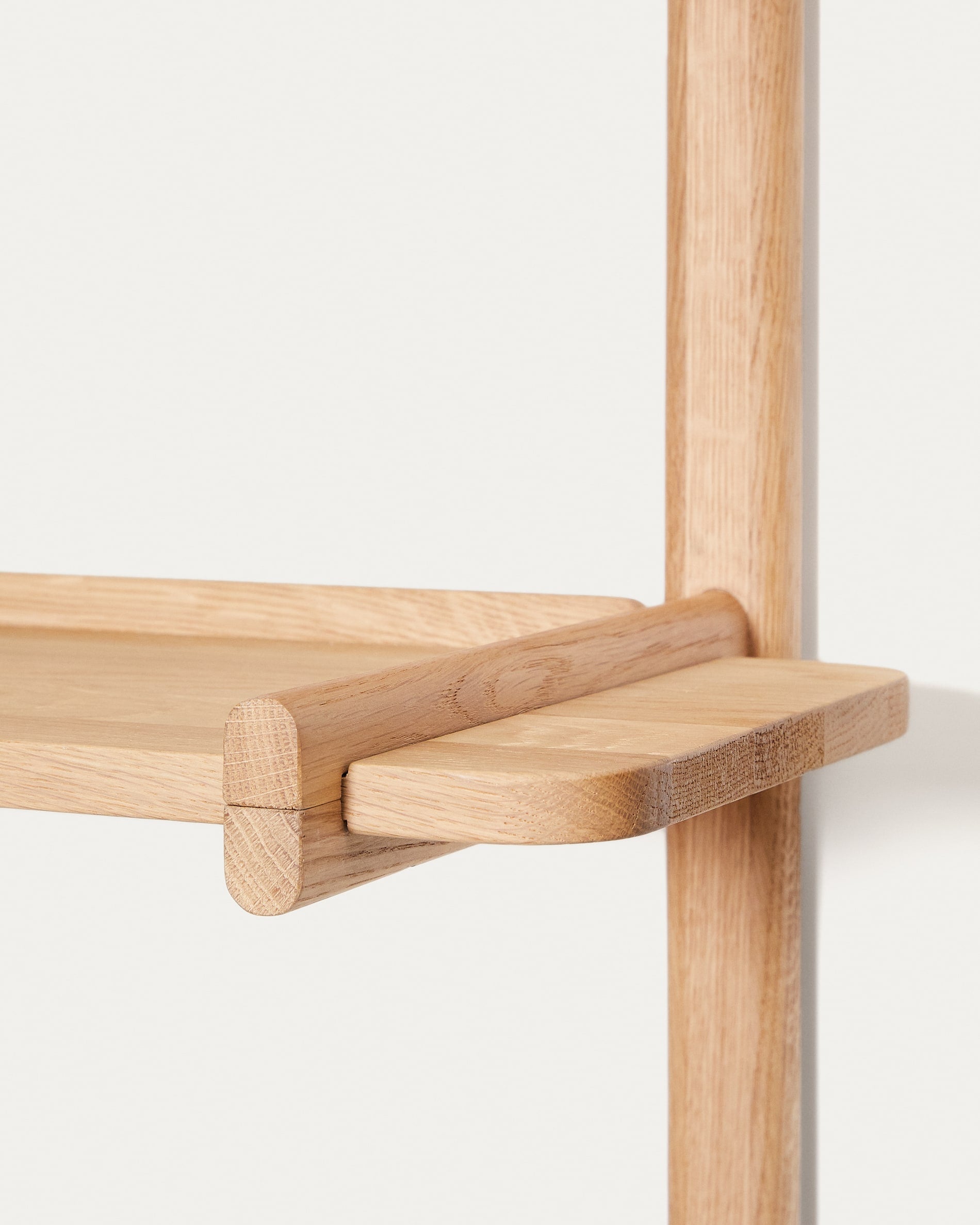 Das Sitra Regal von Kave Home, 110 cm, aus FSC-zertifiziertem Eichenholz, bietet 3 Regalböden und ein natürliches Finish.