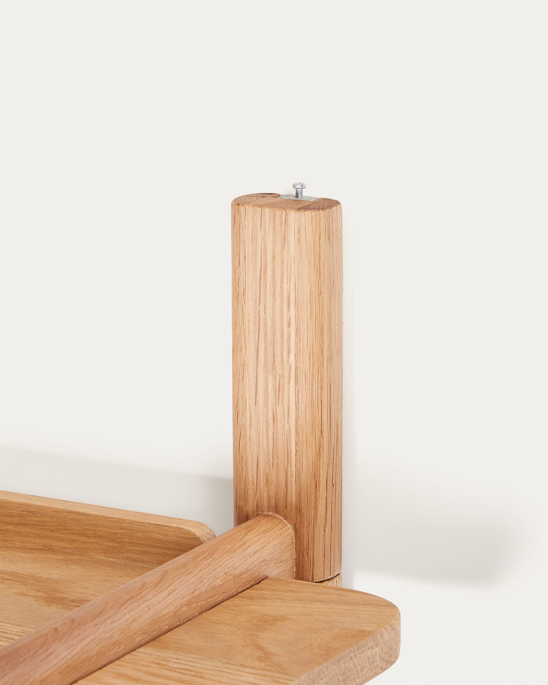 Modulares Sitra Regal mit einem Regalbrett aus massivem Eichenholz, natürlichem Finish, FSC-zertifiziert, 90 cm, von Kave Home.