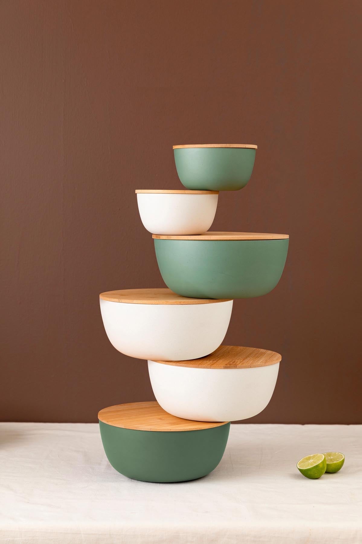 Stilvolle Salatschüssel in sanftem Creme mit einem funktionalen Bambusdeckel, Durchmesser 19 cm, perfekt für frische Salate und ansprechende Tischpräsentation.
