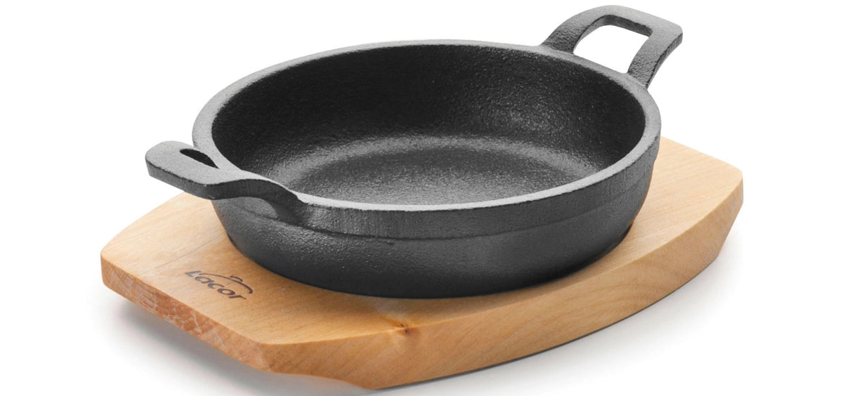 Magma Bratentopf rund D15.5cm inkl Servierbrett in Schwarz präsentiert im Onlineshop von KAQTU Design AG. Schmortopf ist von Lacor