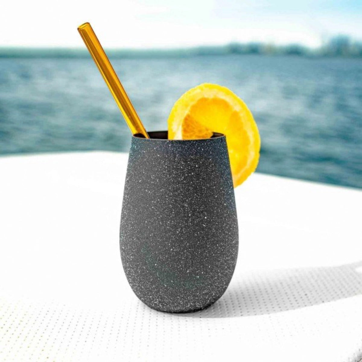 Longdrinkbecher Stones Basalt von Stölzle aus Glas in dunkelgrauer Steinoptik, bauchige Form, 465 ml Fassungsvermögen, silberfarben