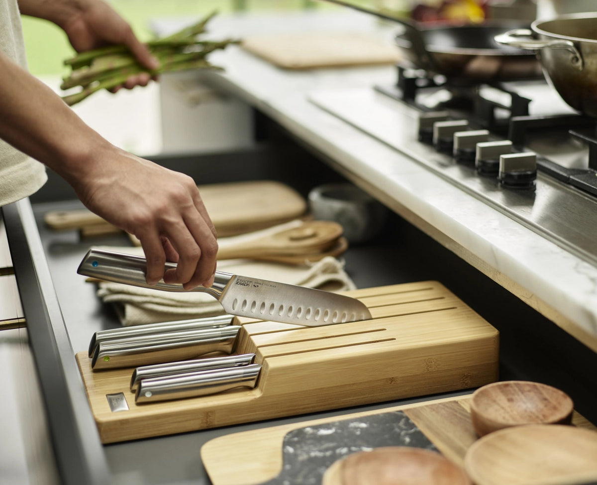 Elevate Steel Messer Aufbewahrung 5er Block Bambus in Braun präsentiert im Onlineshop von KAQTU Design AG. Messerblock ist von Joseph Joseph