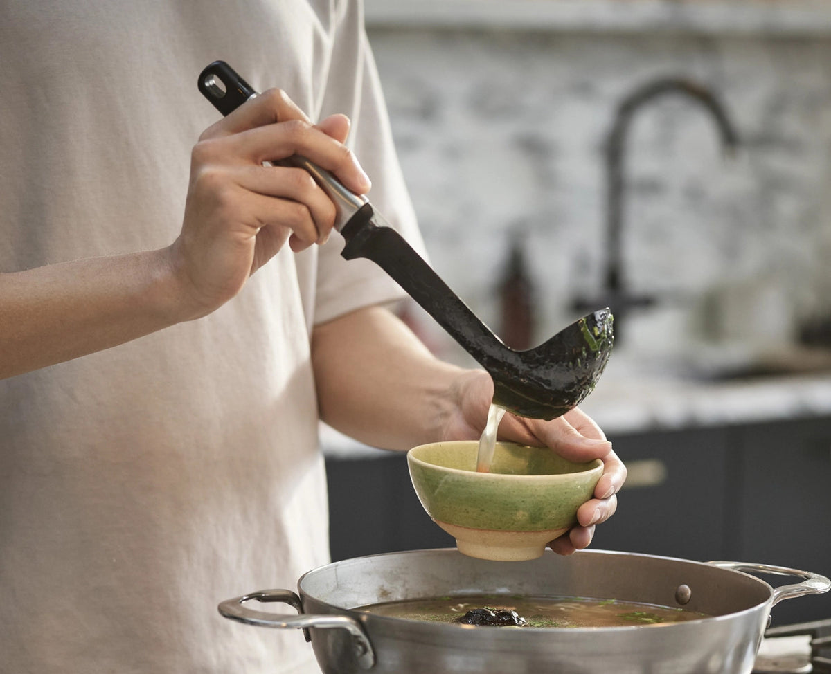 Elevate Fusion 3tlg. Silikon-Set mit Ständer in Schwarz präsentiert im Onlineshop von KAQTU Design AG. Kochbesteck ist von Joseph Joseph