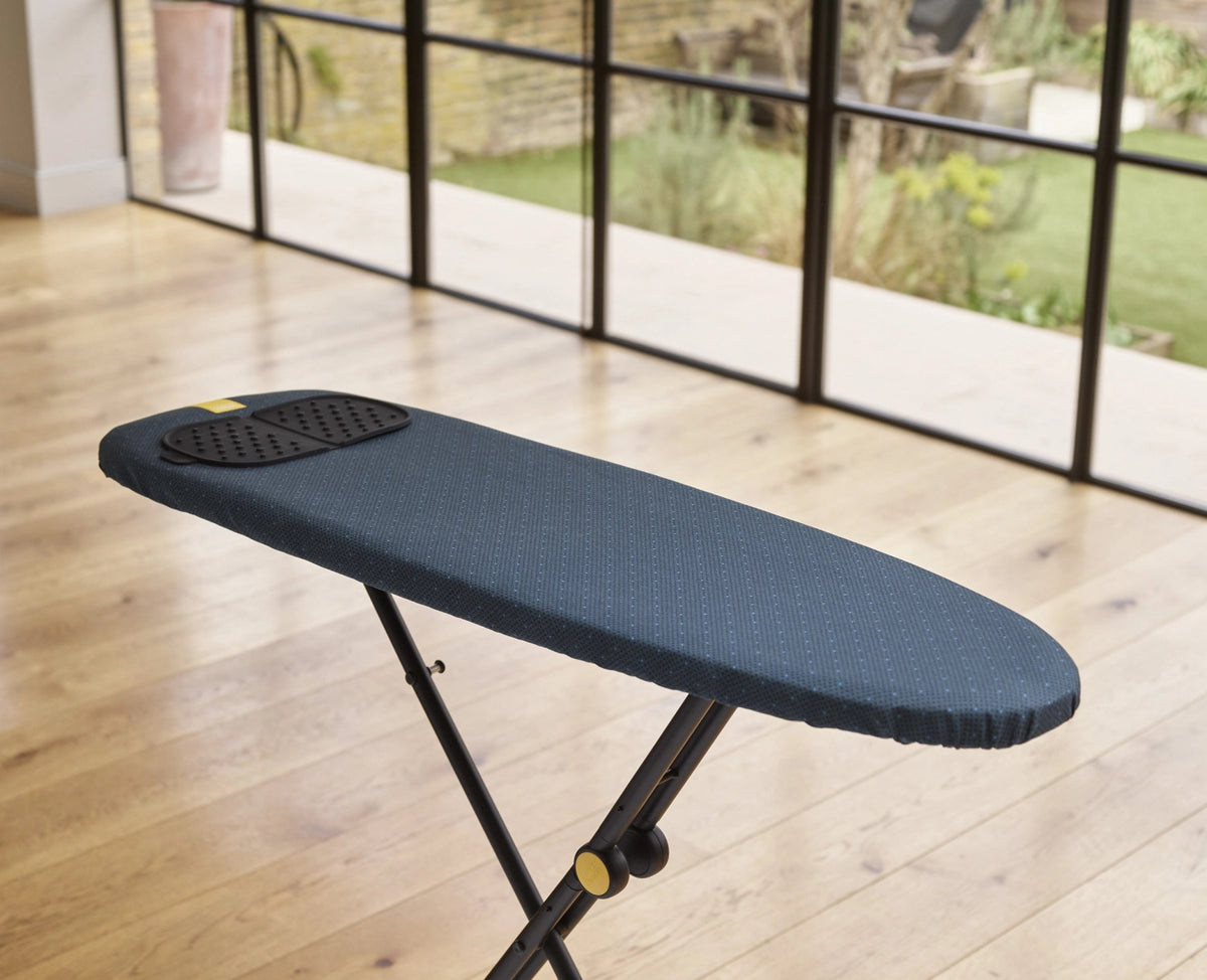 Glide Compact Plus Bügelbrett Schwarz/Blau in Blau präsentiert im Onlineshop von KAQTU Design AG. Haushaltshilfen ist von Joseph Joseph