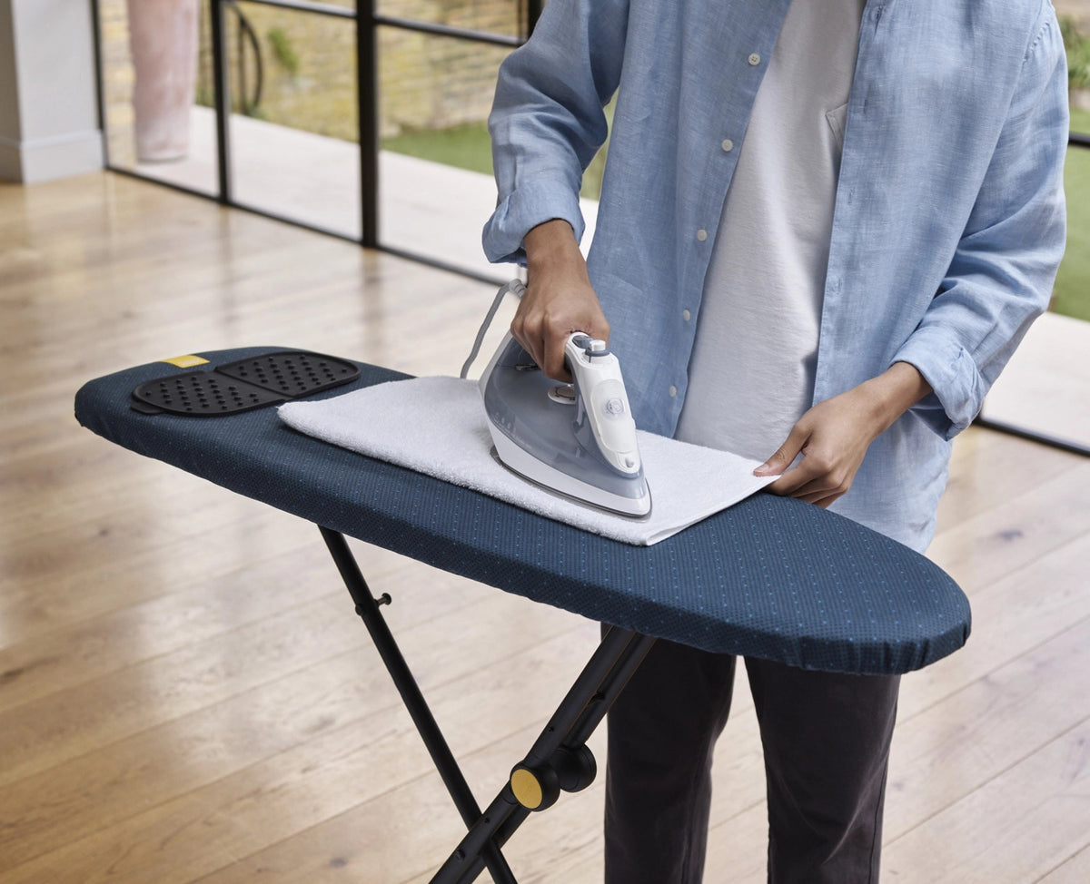 Glide Compact Plus Bügelbrett Schwarz/Blau in Blau präsentiert im Onlineshop von KAQTU Design AG. Haushaltshilfen ist von Joseph Joseph