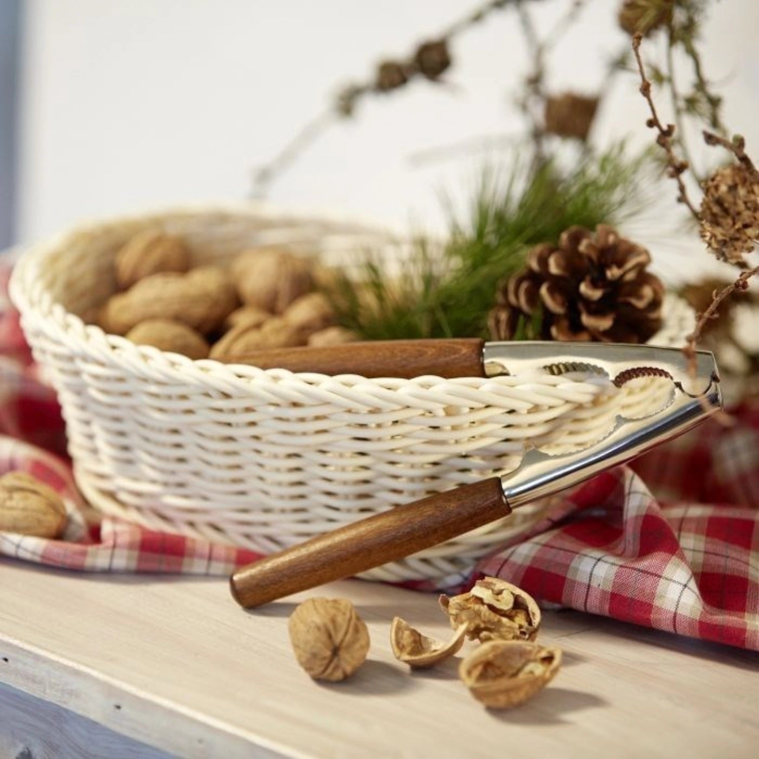 Nussknacker mit Holzgriffen, 18x4.5x1.5 cm, ideal zum Knacken von Nüssen, robustes Design von Westmark, perfekt für die Küche.