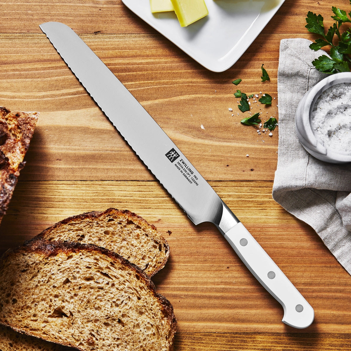 Pro le blanc Brotmesser 230mm in Weiss präsentiert im Onlineshop von KAQTU Design AG. Küchenmesser ist von Zwilling Kitchen