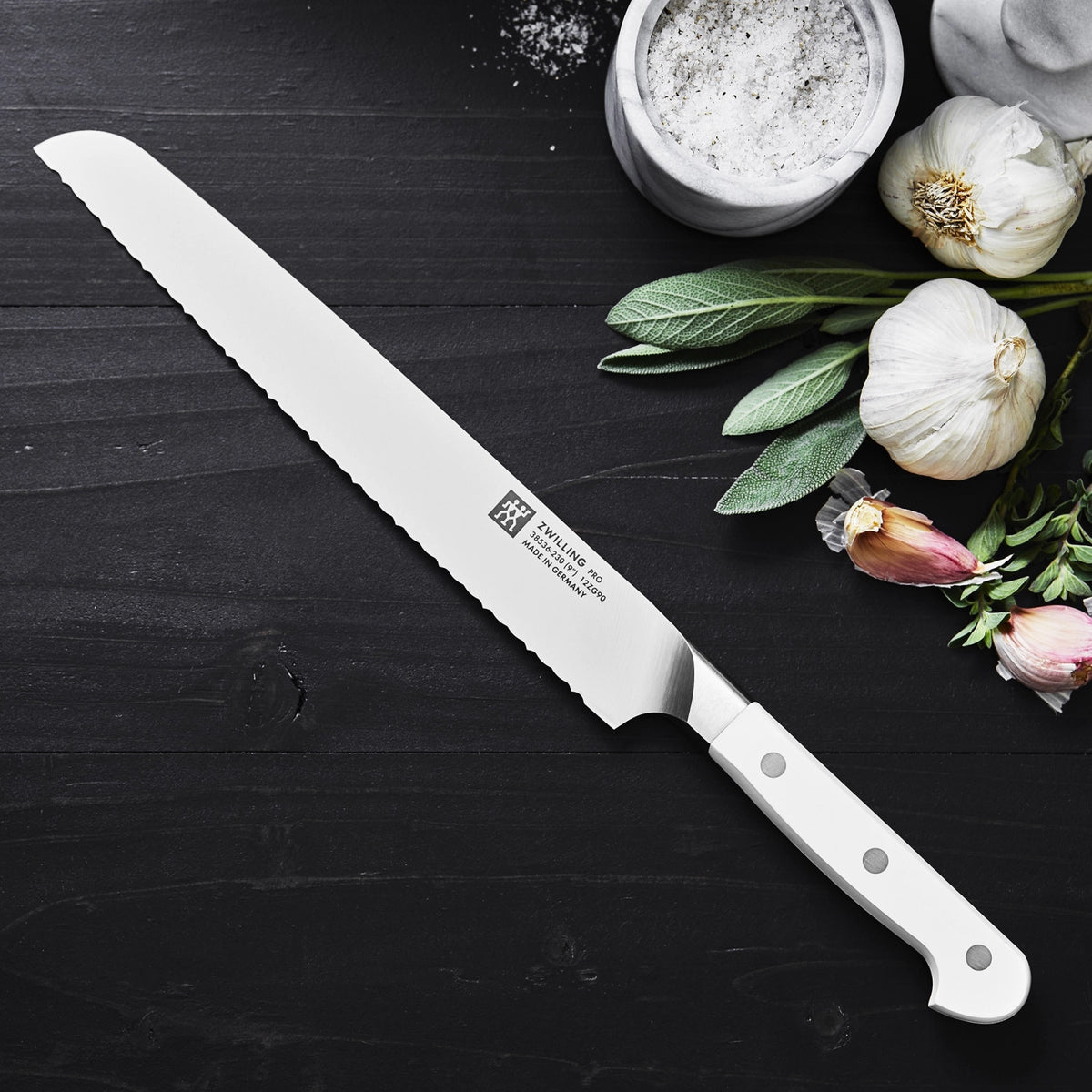 Pro le blanc Brotmesser 230mm in Weiss präsentiert im Onlineshop von KAQTU Design AG. Küchenmesser ist von Zwilling Kitchen