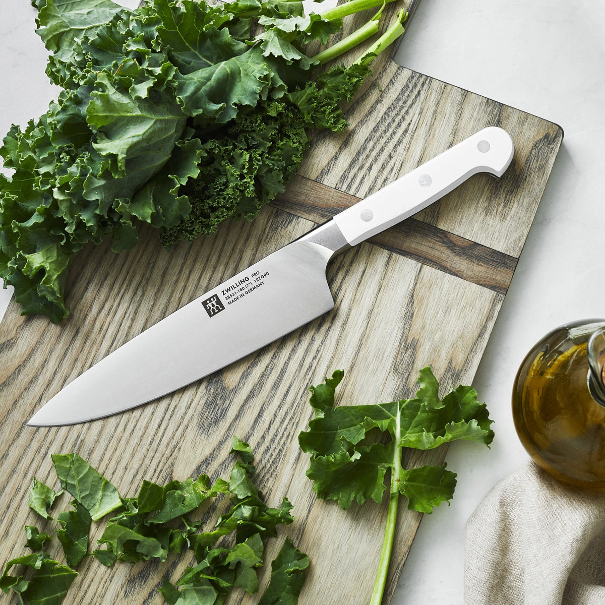 Pro le blanc Kochmesser 180mm in Weiss präsentiert im Onlineshop von KAQTU Design AG. Küchenmesser ist von Zwilling Kitchen