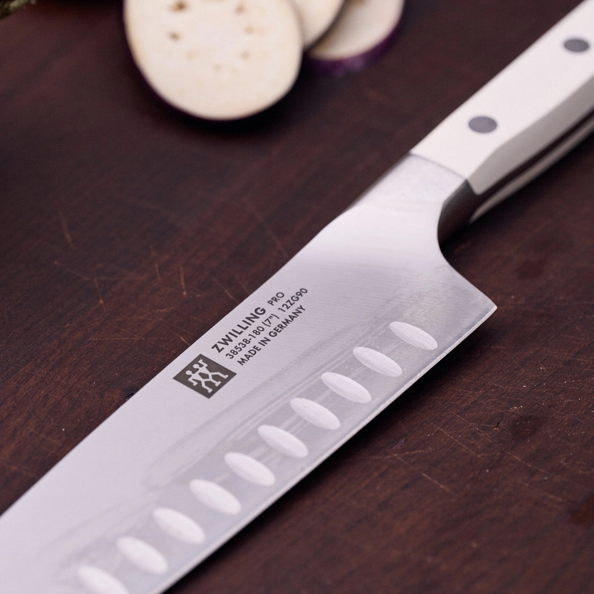 Pro le blanc Santokumesser 180mm in Weiss präsentiert im Onlineshop von KAQTU Design AG. Küchenmesser ist von Zwilling Kitchen