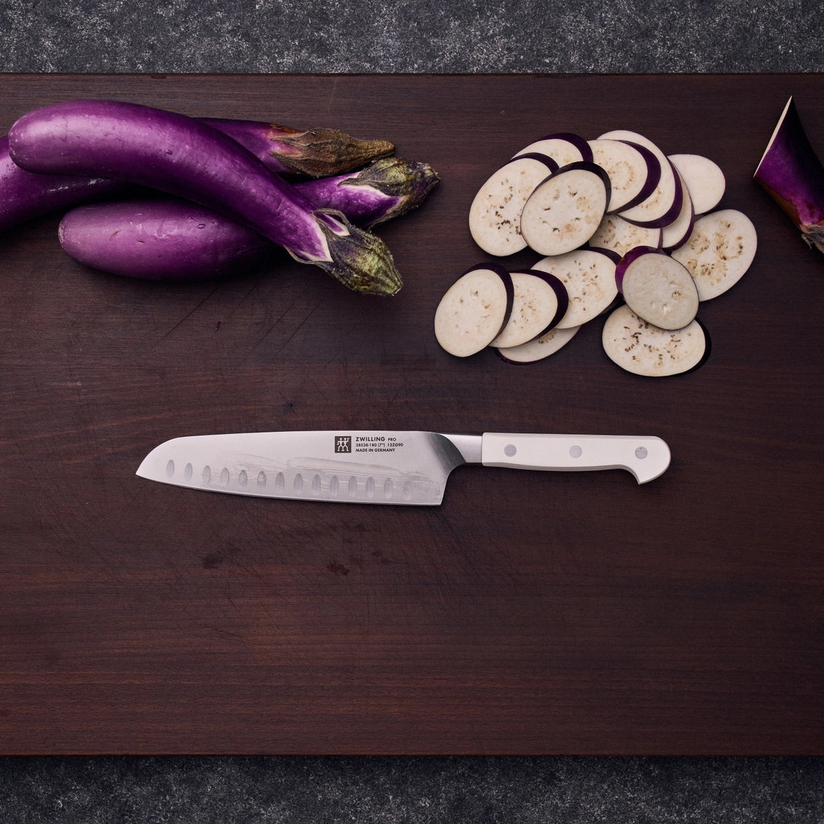 Pro le blanc Santokumesser 180mm in Weiss präsentiert im Onlineshop von KAQTU Design AG. Küchenmesser ist von Zwilling Kitchen