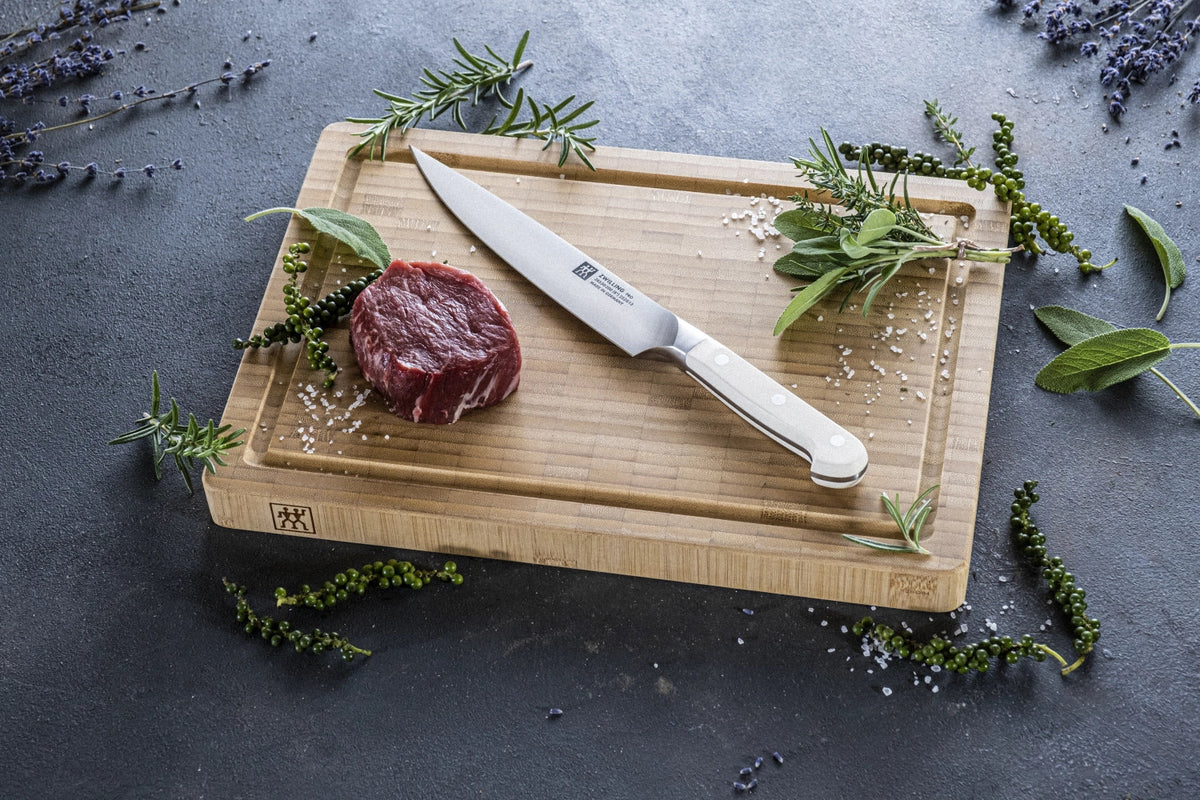 Pro le blanc Fleischmesser 200mm in Weiss präsentiert im Onlineshop von KAQTU Design AG. Küchenmesser ist von Zwilling Kitchen