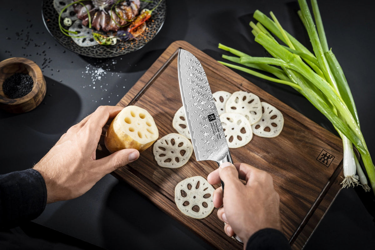 Tanrei Santokumesser 180mm in Schwarz präsentiert im Onlineshop von KAQTU Design AG. Küchenmesser ist von Zwilling Kitchen