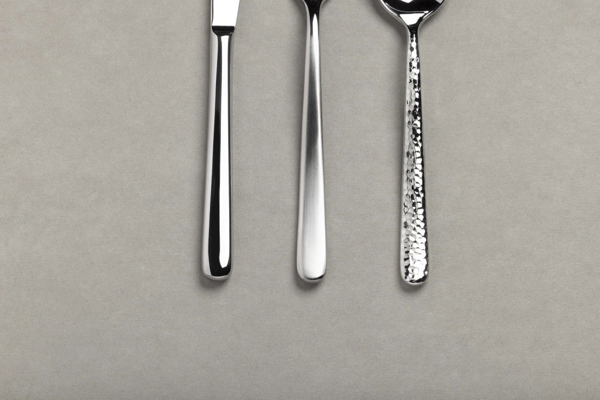 Courchevel Suppenlöffel edelstahl martele in Silber präsentiert im Onlineshop von KAQTU Design AG. Besteck ist von Revol