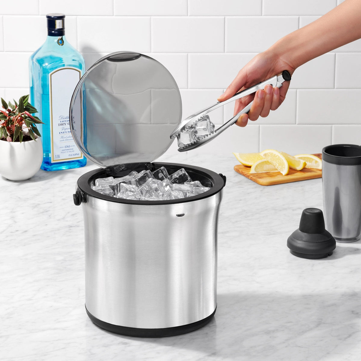 Good Grips Steel Eiskübel und Zangenset in Silber präsentiert im Onlineshop von KAQTU Design AG. Barzubehör ist von OXO