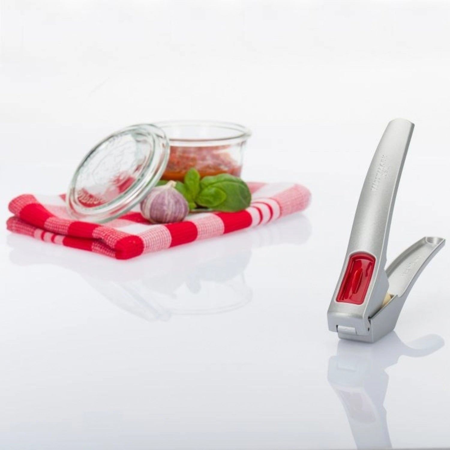 Knoblauchpresse Josie von Westmark, 16.2x2.8x3.3cm, ergonomisches Design für müheloses Zerkleinern von Knoblauch, ideal für die Küche.