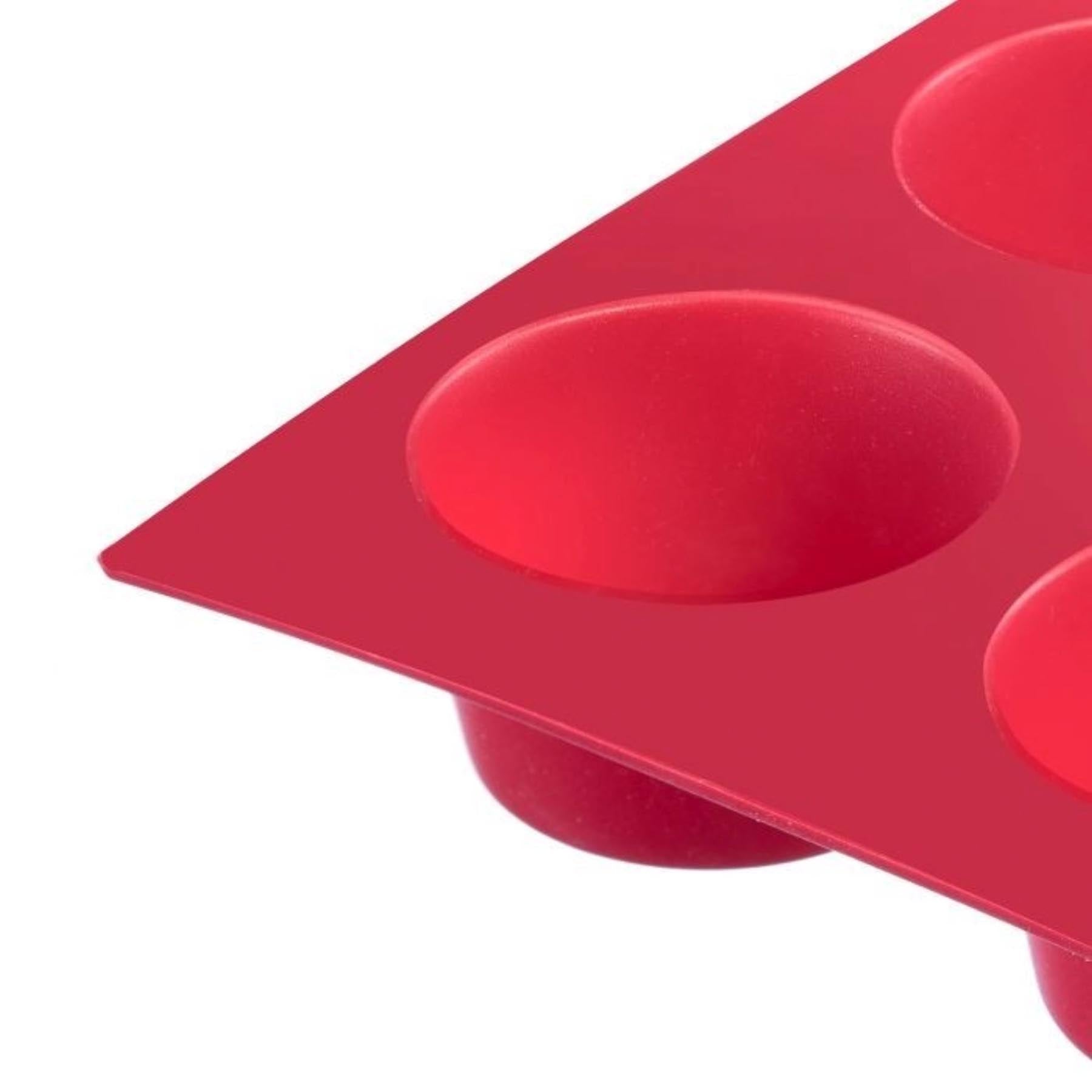 Helle rote Silikon-Muffinbackform für 6 Muffins, perfekt für leckere Backideen. Robuste Qualität von Westmark für müheloses Backen.