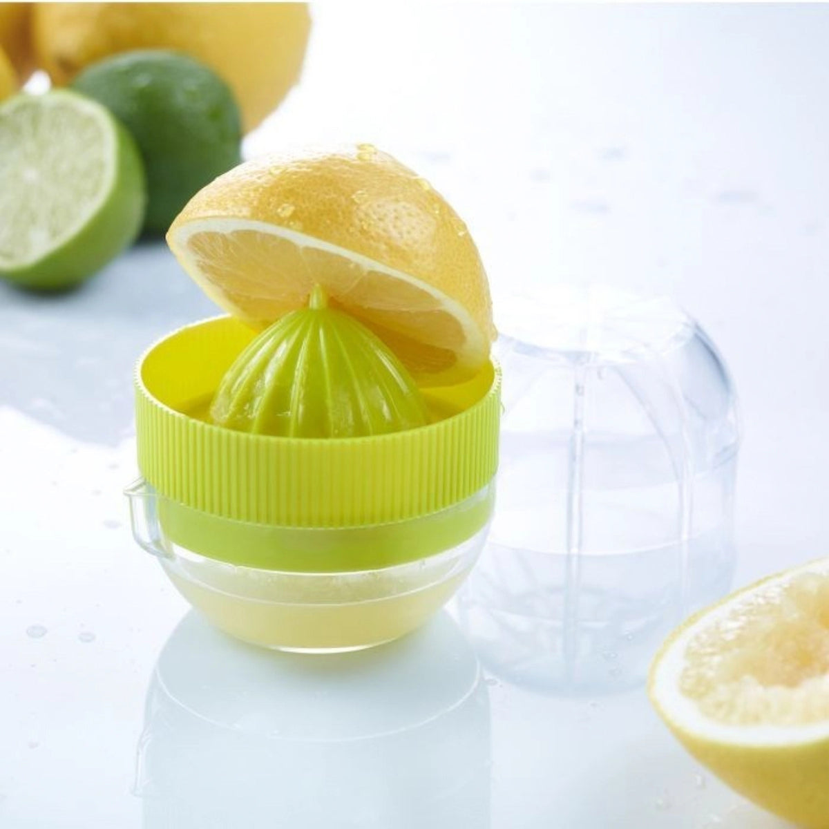 Zitronen- und Limettenpresse Fresh & Fruity in Gelb präsentiert im Onlineshop von KAQTU Design AG. Küchenhelfer ist von Westmark