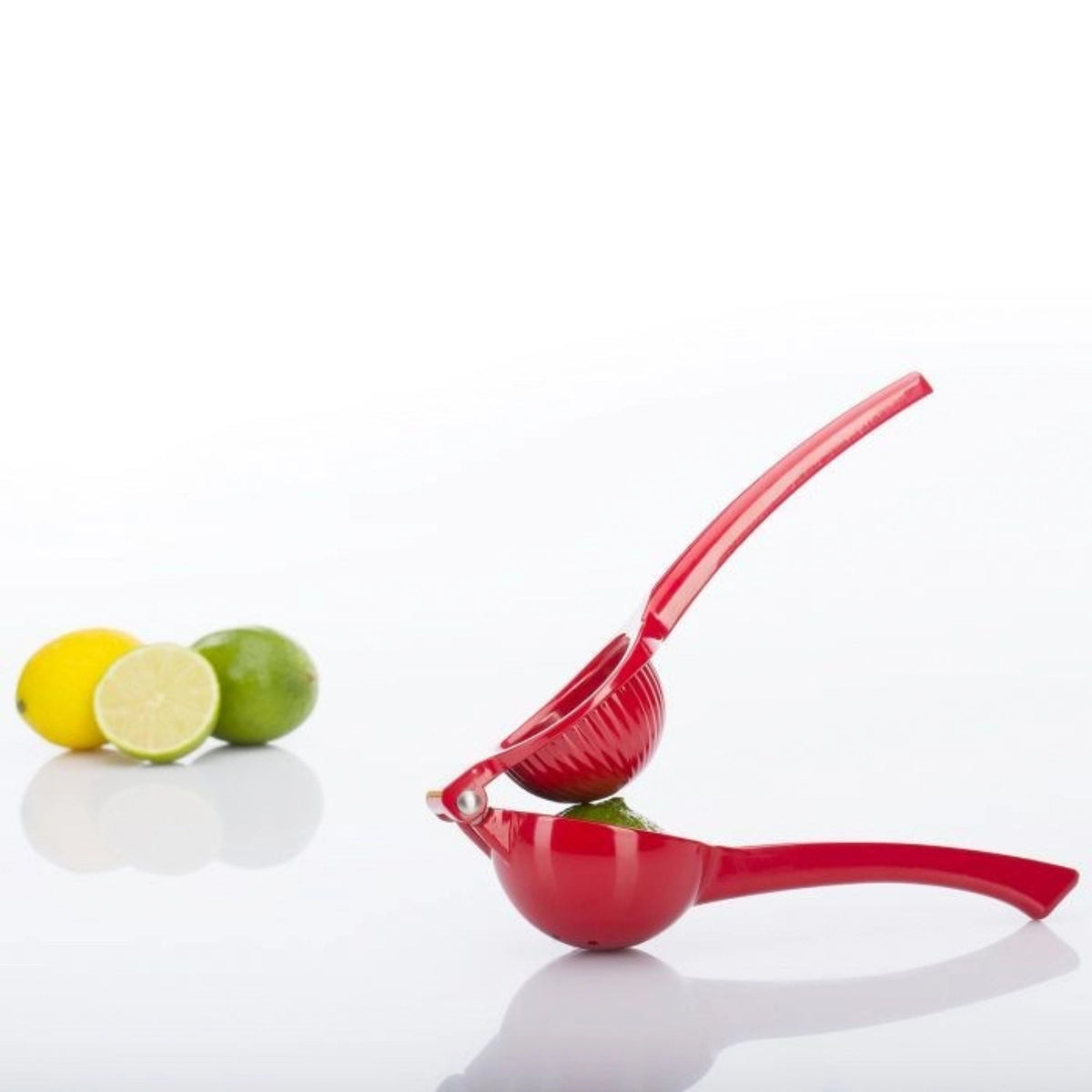 Zitrus-, Limettenpresse Juicy rot, 22x7.5x5cm in Rot präsentiert im Onlineshop von KAQTU Design AG. Küchenhelfer ist von Westmark