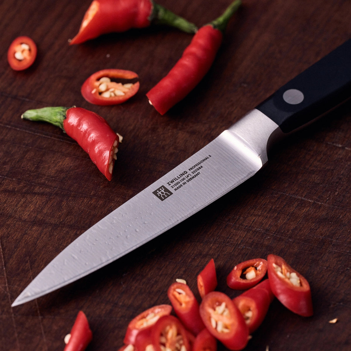 Professional "S" Spick- und Garniermesser 100 mm in Schwarz präsentiert im Onlineshop von KAQTU Design AG. Küchenmesser ist von Zwilling Kitchen