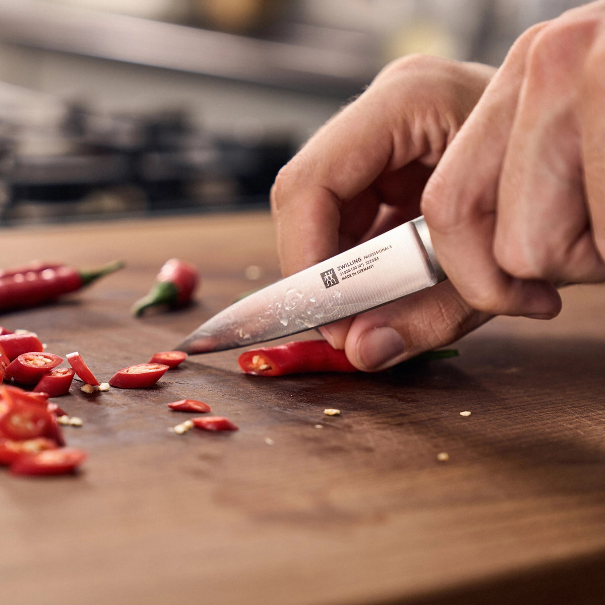 Professional "S" Spick- und Garniermesser 100 mm in Schwarz präsentiert im Onlineshop von KAQTU Design AG. Küchenmesser ist von Zwilling Kitchen