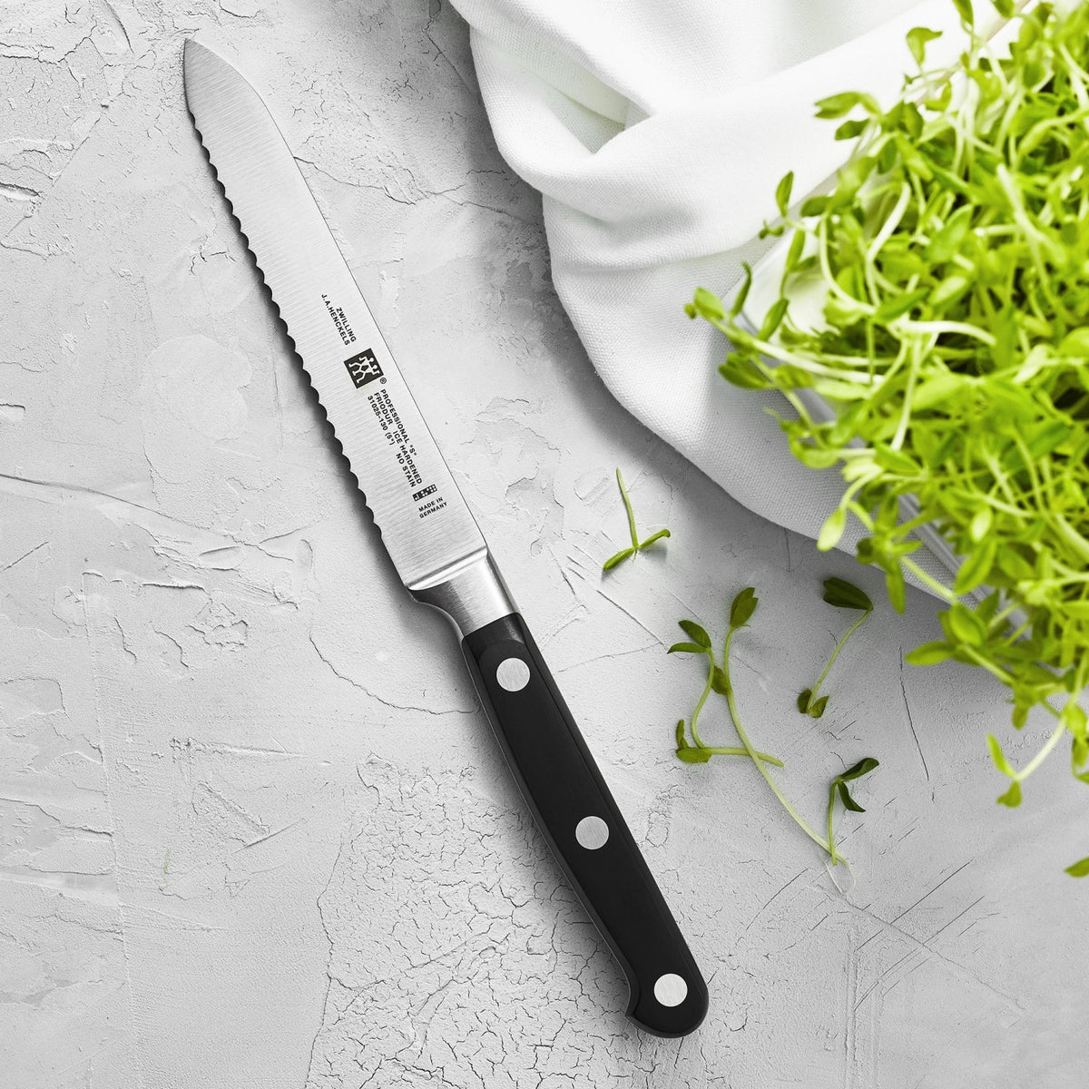 Professional "S" Universalmesser 130 mm in Schwarz präsentiert im Onlineshop von KAQTU Design AG. Küchenmesser ist von Zwilling Kitchen