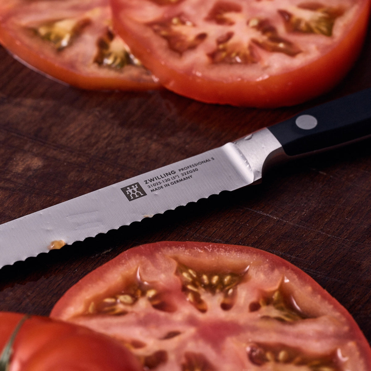 Professional "S" Universalmesser 130 mm in Schwarz präsentiert im Onlineshop von KAQTU Design AG. Küchenmesser ist von Zwilling Kitchen