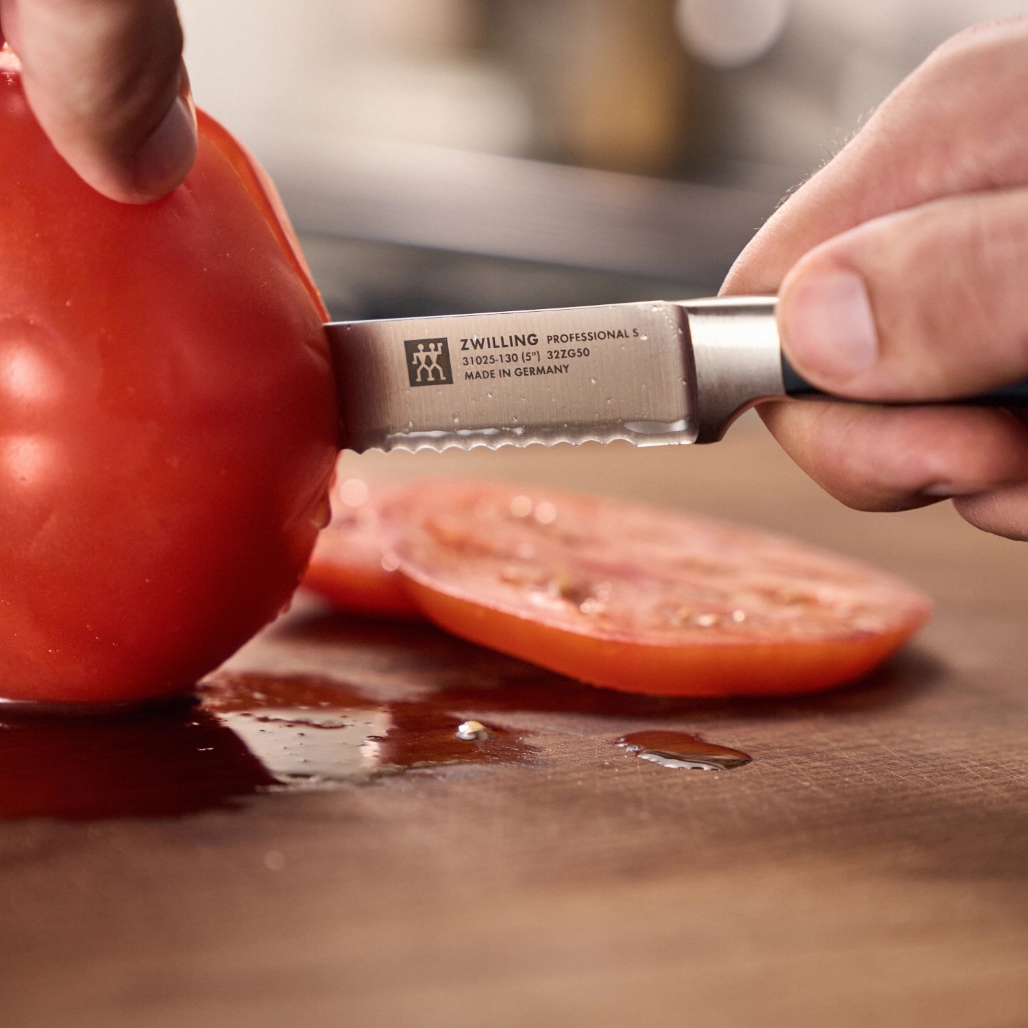 Erleben Sie das Professional "S" Universalmesser 130 mm von Zwilling – ein Meisterwerk aus robustem Stahl, ideal für präzise Schneidarbeiten in Ihrer Küche.