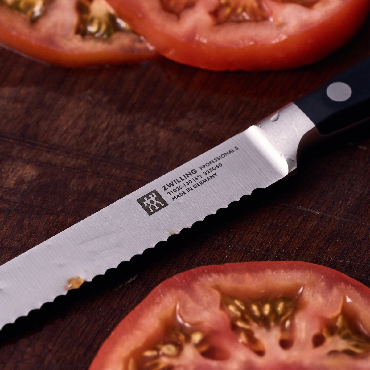 Professional "S" Universalmesser 130 mm in Schwarz präsentiert im Onlineshop von KAQTU Design AG. Küchenmesser ist von Zwilling Kitchen