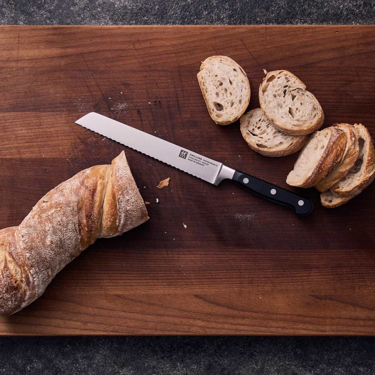 Professional "S" Brotmesser 200 mm in Schwarz präsentiert im Onlineshop von KAQTU Design AG. Küchenmesser ist von Zwilling Kitchen