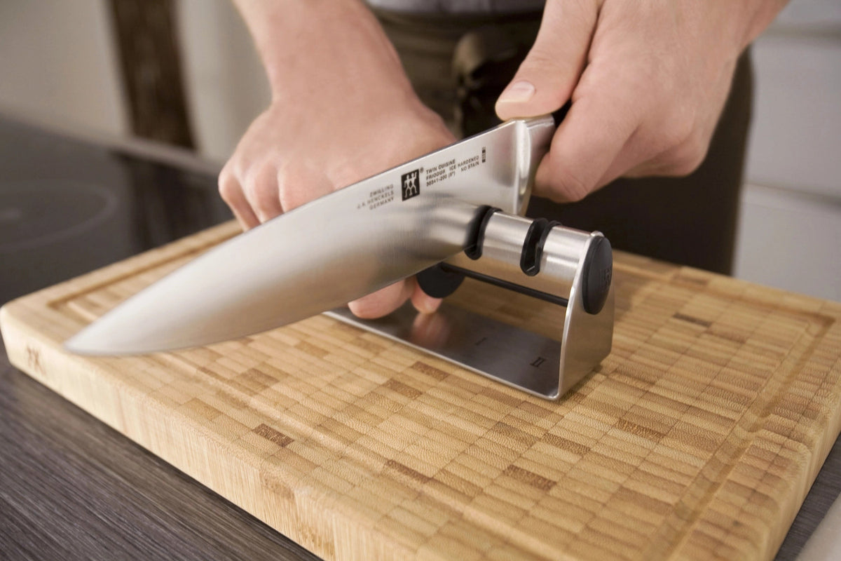 TWINSHARP Select Messerschärfer Inox 195 mm in Schwarz präsentiert im Onlineshop von KAQTU Design AG. Küchenmesser ist von Zwilling Kitchen