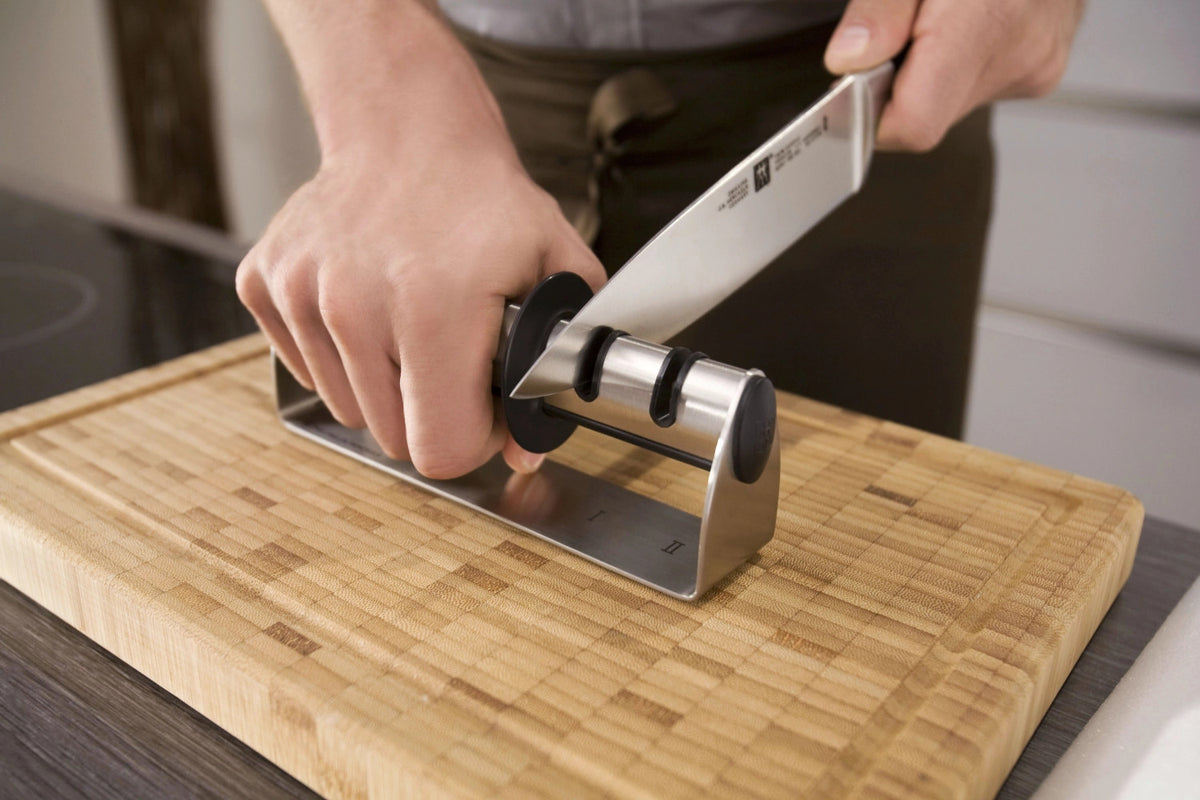 TWINSHARP Select Messerschärfer Inox 195 mm in Schwarz präsentiert im Onlineshop von KAQTU Design AG. Küchenmesser ist von Zwilling Kitchen