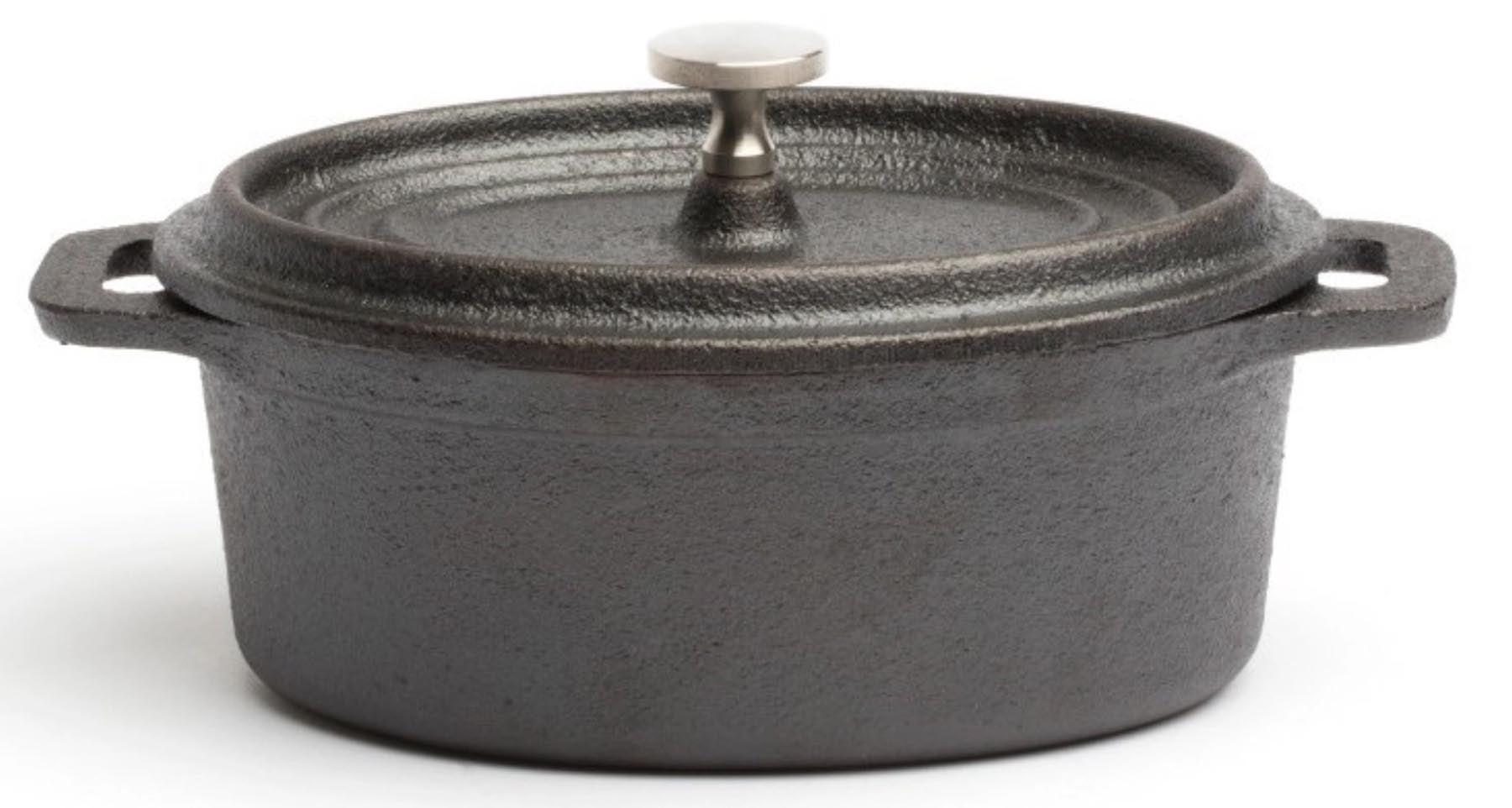 Kasserolle Mini Gusseisen oval 9.5x12.5cm H: 5.5cm in Schwarz präsentiert im Onlineshop von KAQTU Design AG. Schmortopf ist von Comas